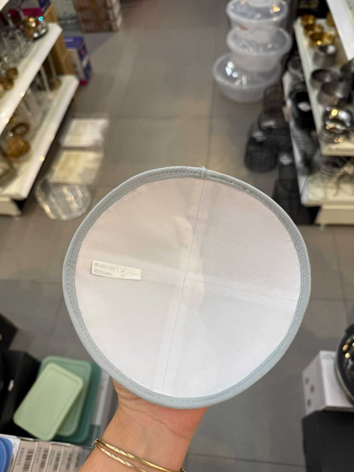 כיפה קטיפה מרוקאית 18 ס״מ – אפור בהיר 'רבי שמעון בר יוחאי' כתוביות אפור בהיר