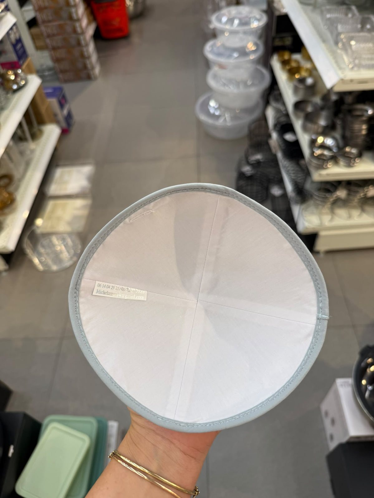 כיפה קטיפה מרוקאית 18 ס״מ – אפור בהיר 'האר"י הקדוש' כתוביות אפור בהיר