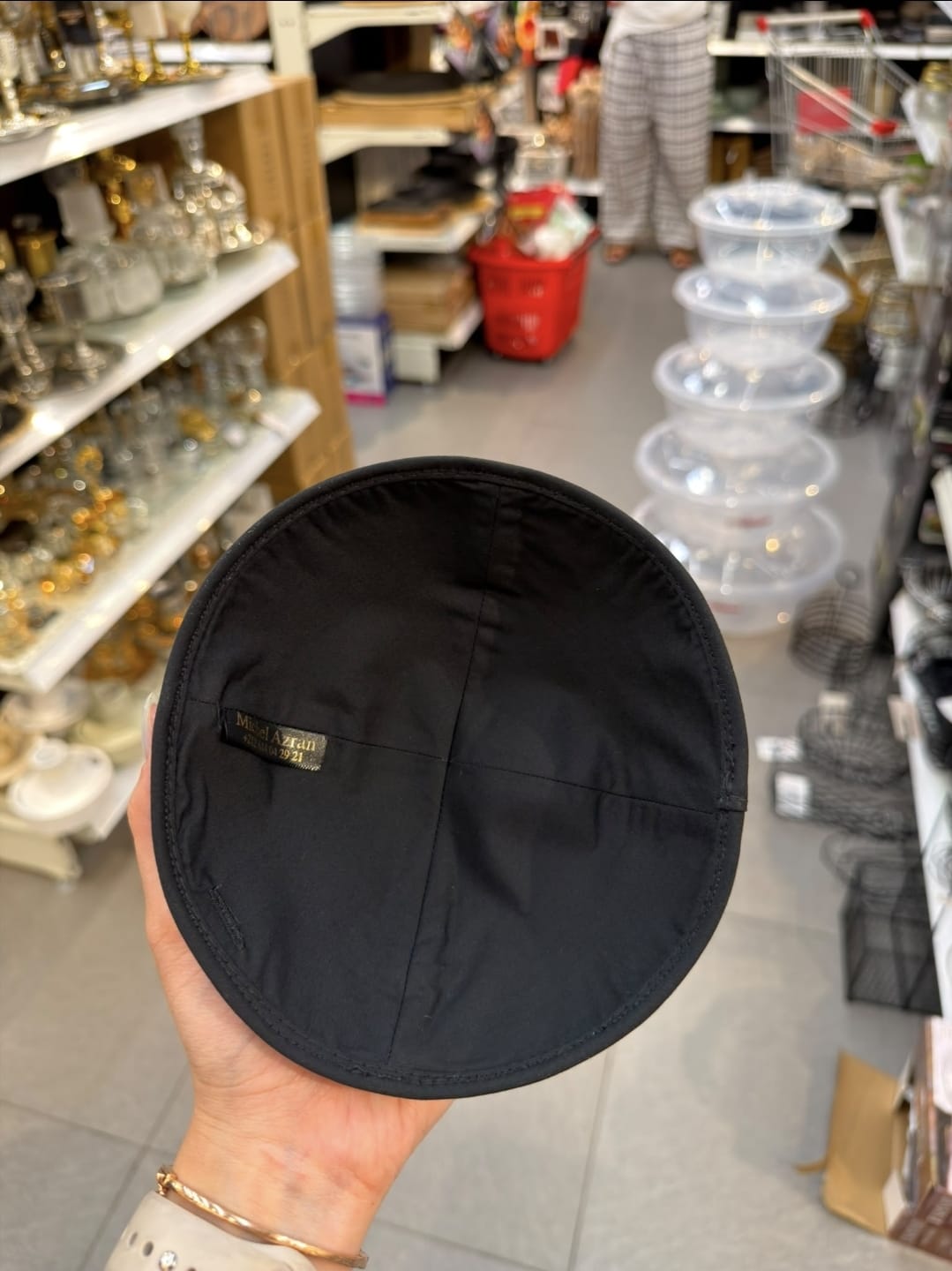 כיפה קטיפה מרוקאית 18 ס״מ – שחור 'רבי יצחק אביחצירא' כתוביות שחורות