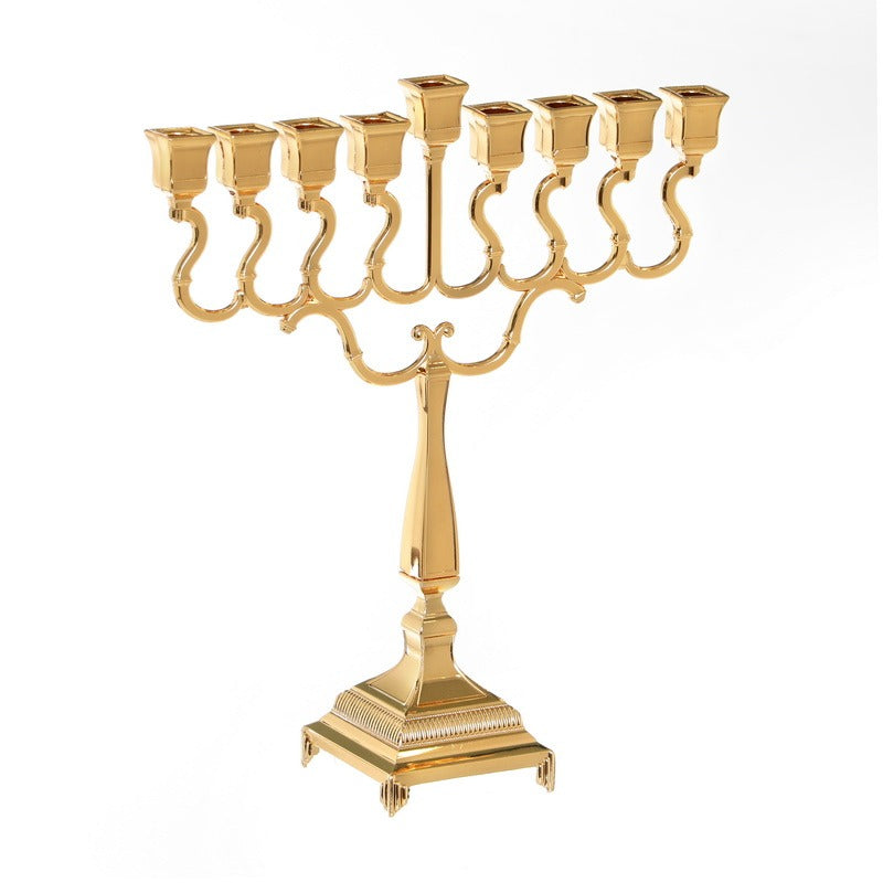 חנוכיה מתכת - ציפוי זהב דגם "המכבים" רוחב 19 ס"מ גובה 22 ס"מ