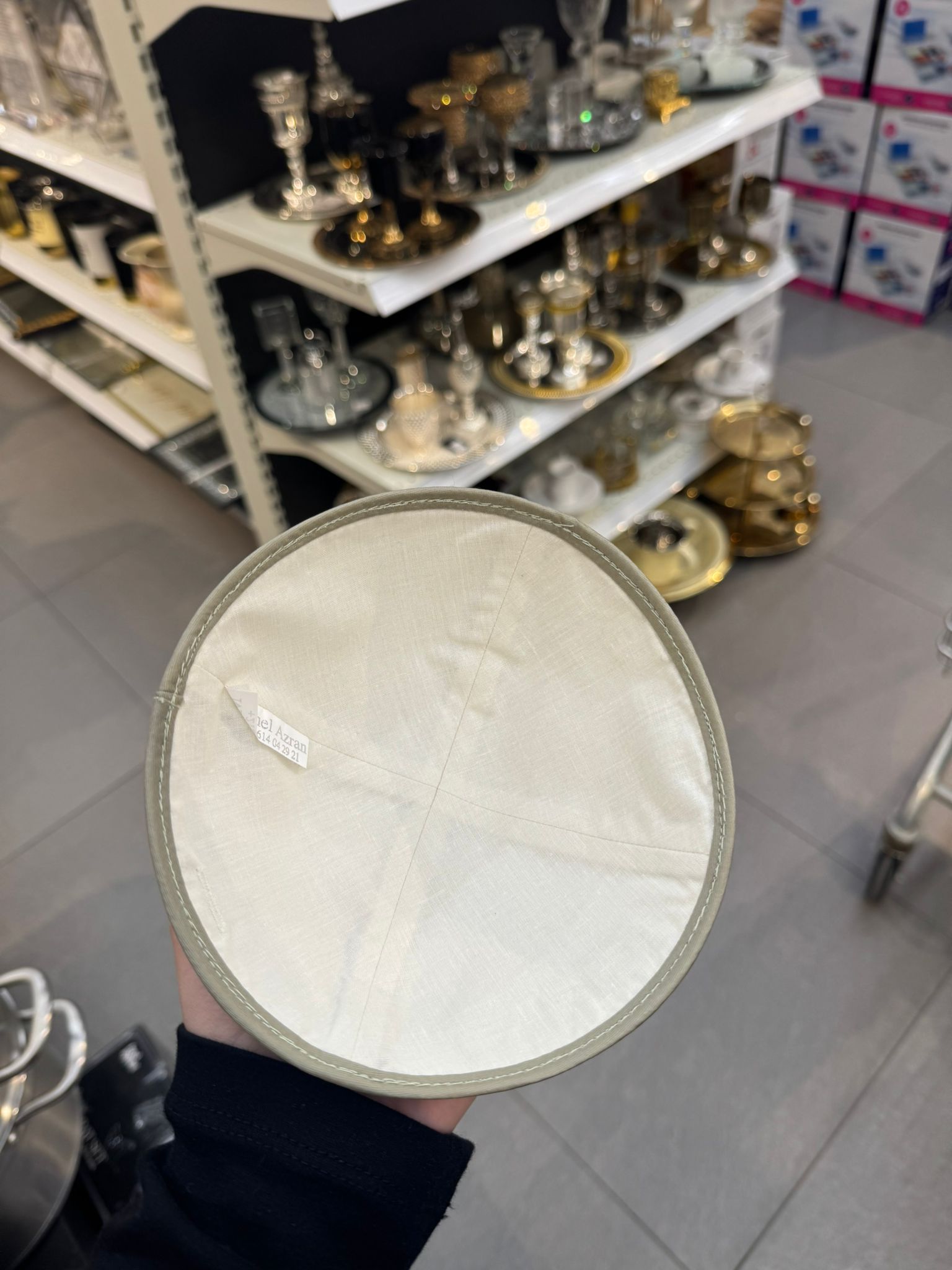 כיפה קטיפה מרוקאית 18 ס״מ – חאקי בהיר זרקורים ׳סידנא בבא סאלי' כתוביות זהב