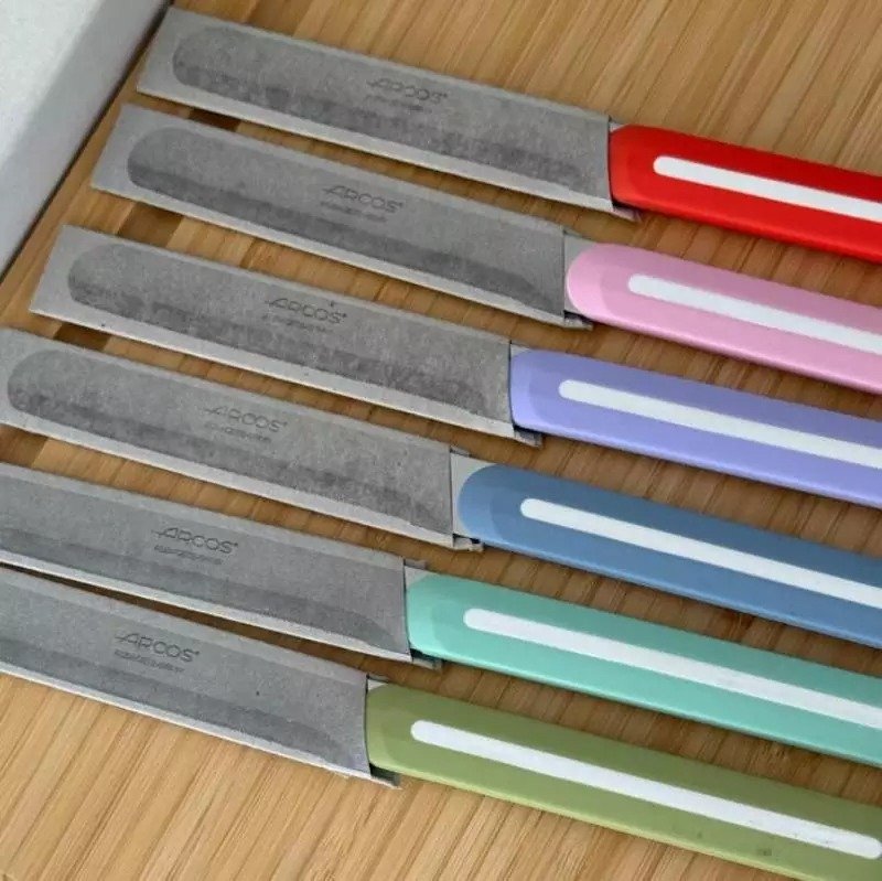 סכין מולטי משוננת לחיתוך ירקות\מאפים\מריחה ידית תכלת פס לבן סדרת Linea מבית ARCOS