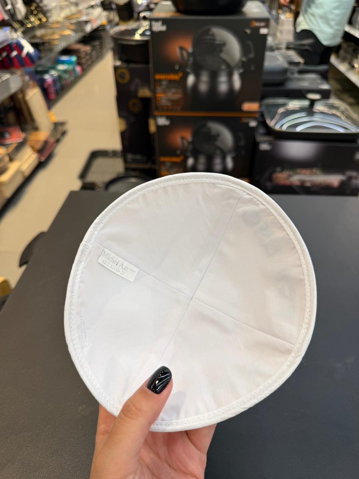 כיפה קטיפה מרוקאית 18 ס״מ – קרם ׳סידנא בבא חאקי׳ כתוביות תכלת