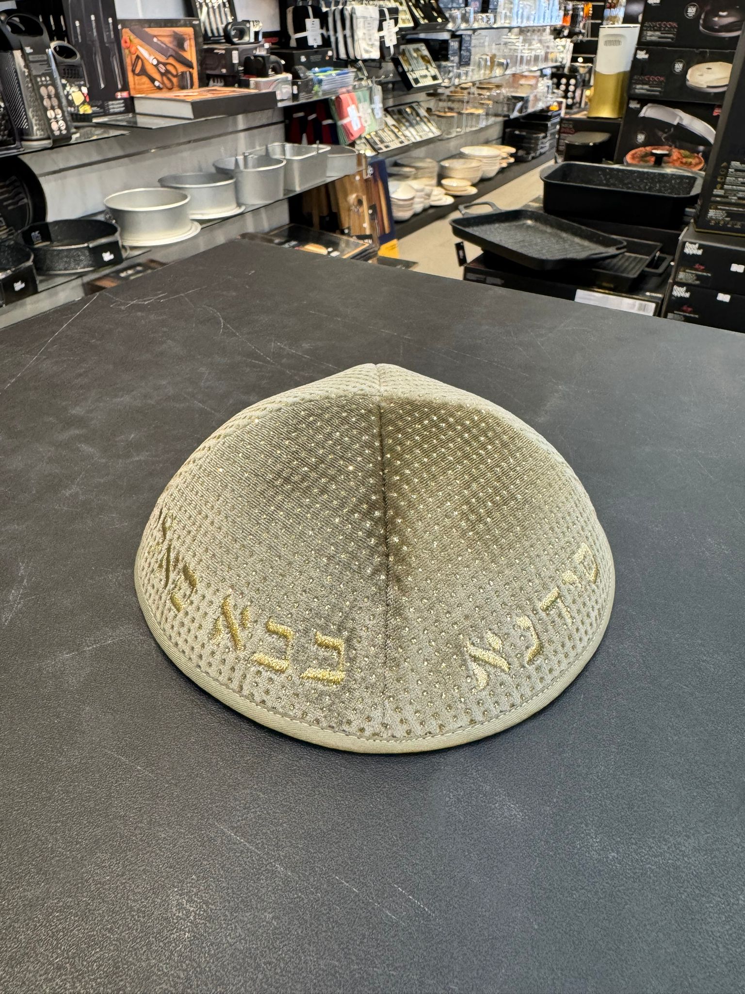 כיפה קטיפה מרוקאית 18 ס״מ – חאקי בהיר זרקורים ׳סידנא בבא סאלי' כתוביות זהב