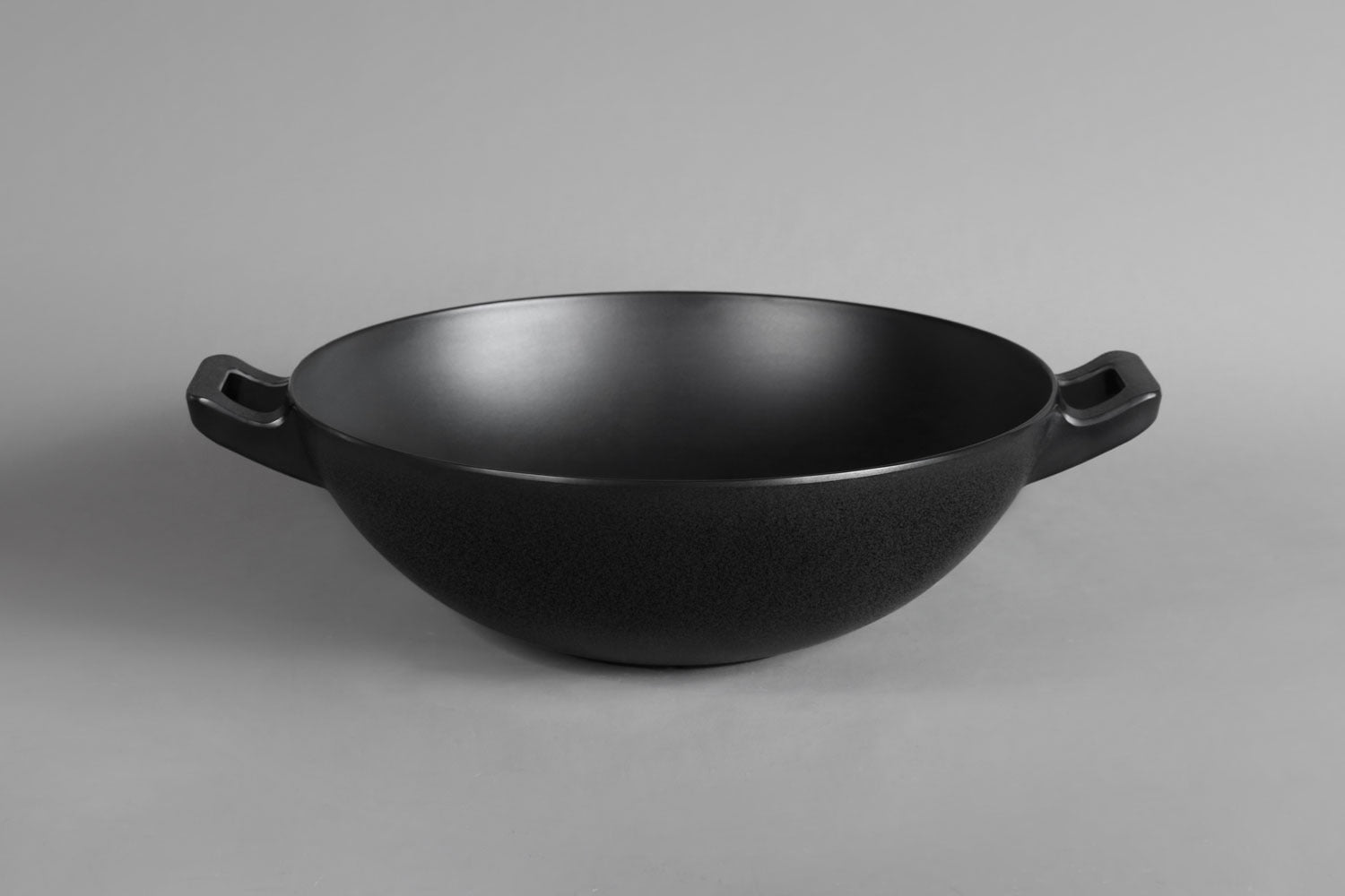 מחבת עגול עמוק + ידיות 43.2 ס”מ מלמין שחור ליטל שף