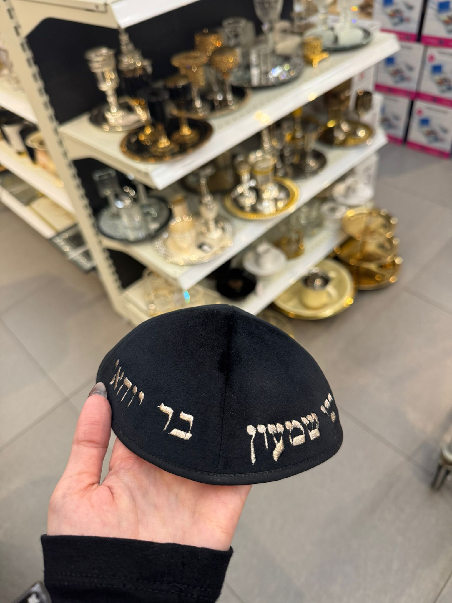 כיפה קטיפה מרוקאית 18 ס״מ – שחור 'רבי שמעון בר יוחאי׳ כתוביות רוז גולד
