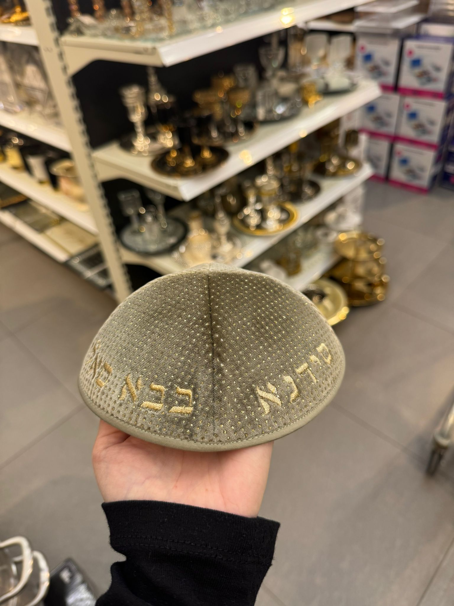 כיפה קטיפה מרוקאית 18 ס״מ – חאקי בהיר זרקורים ׳סידנא בבא סאלי' כתוביות זהב