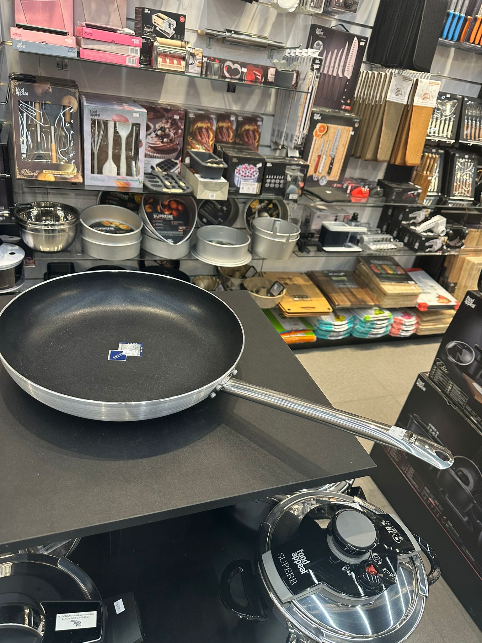 מחבת שף טפלון מקצועי גדול אלומיניום ידית פלדה 36 ס״מ