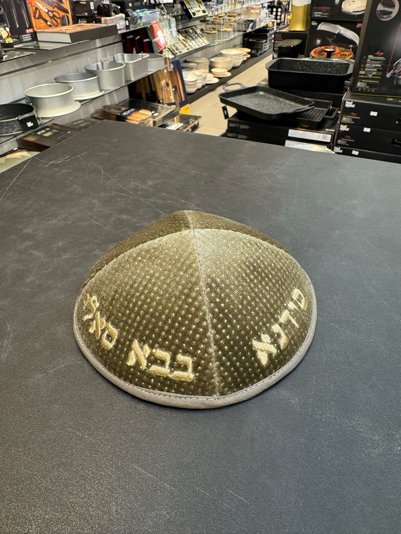 כיפה קטיפה מרוקאית (לילדים) 14 ס״מ – חאקי בהיר זרקורים ׳סידנא בבא סאלי' כתוביות רוז גולד