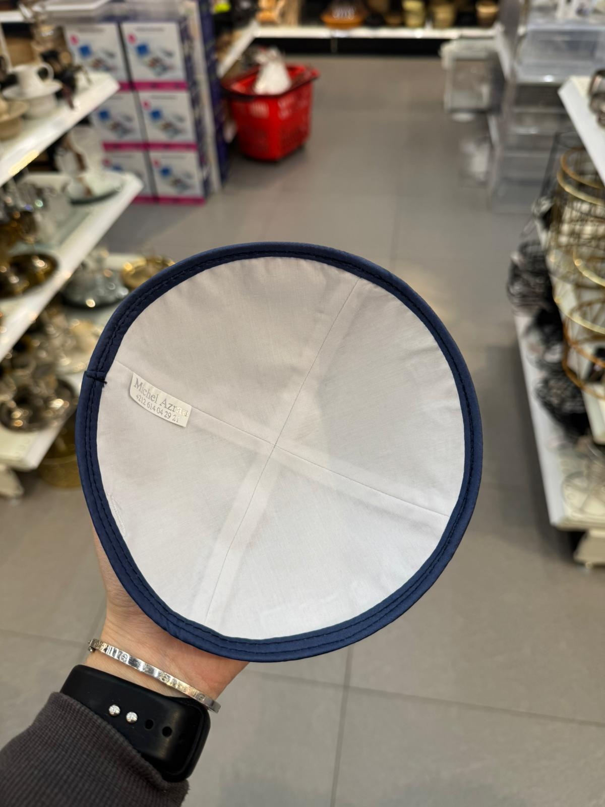 כיפה קטיפה מרוקאית 18 ס״מ – ג׳ינס כחול כהה ‘סידנא בבא סאלי’ כתוביות כחול בהיר