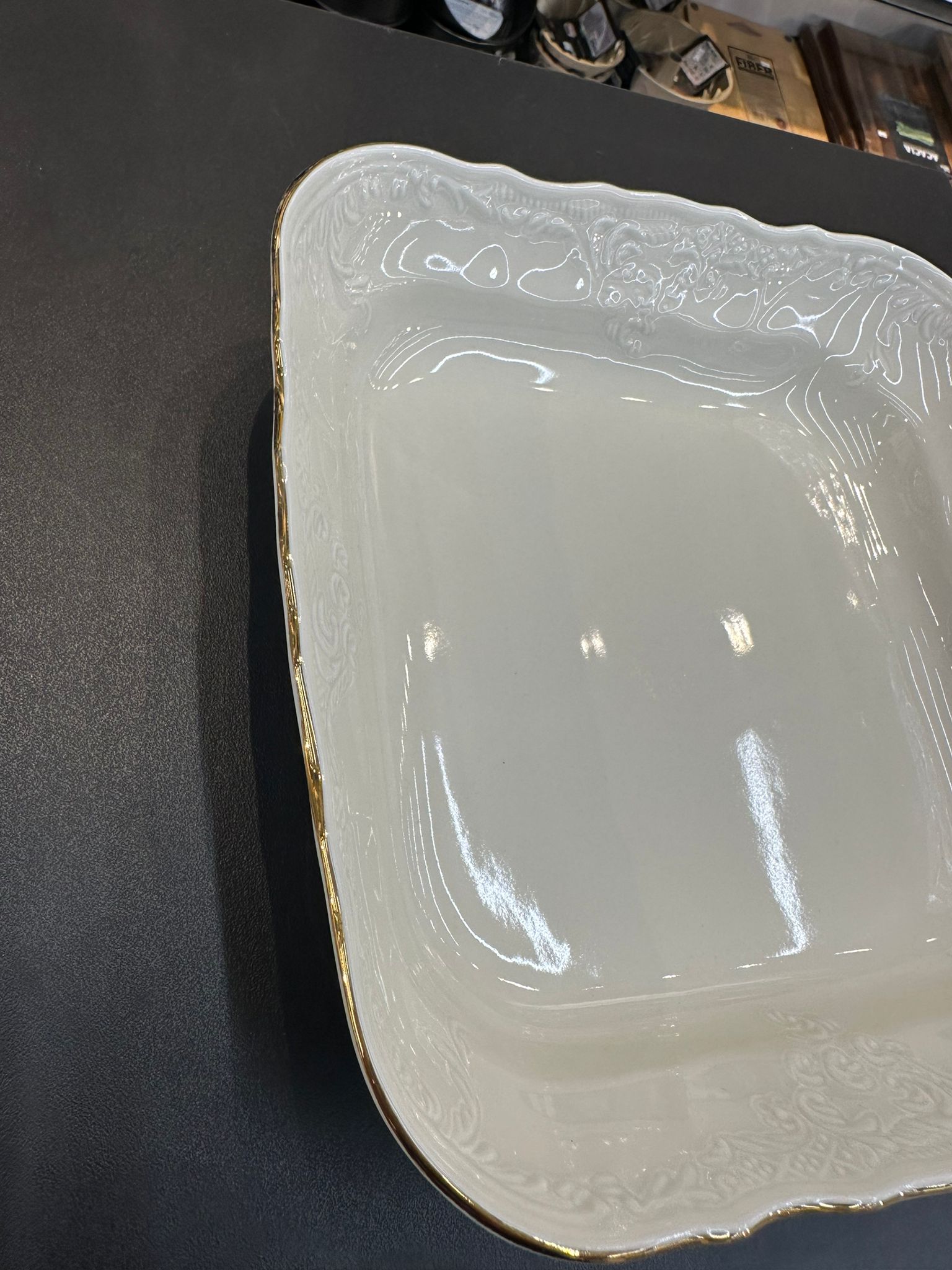 תבנית קערה מרובעת 25 ס״מ פורצלן צ׳כי – שמנת שנהב עיטור פס זהב Thun