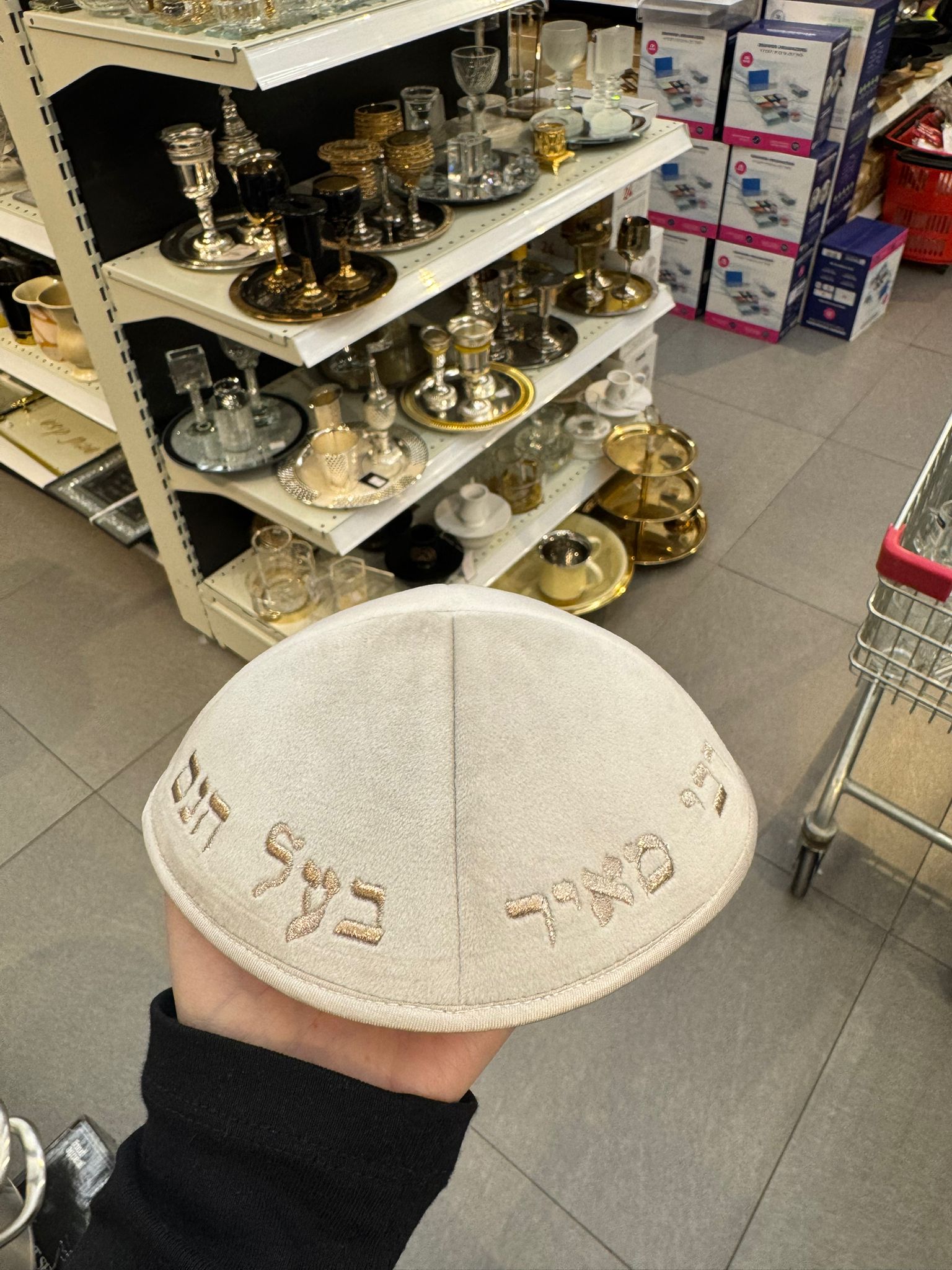 כיפה קטיפה מרוקאית 18 ס״מ – שמנת אבן ‘רבי מאיר בעל הנס’ כתוביות רוז גולד