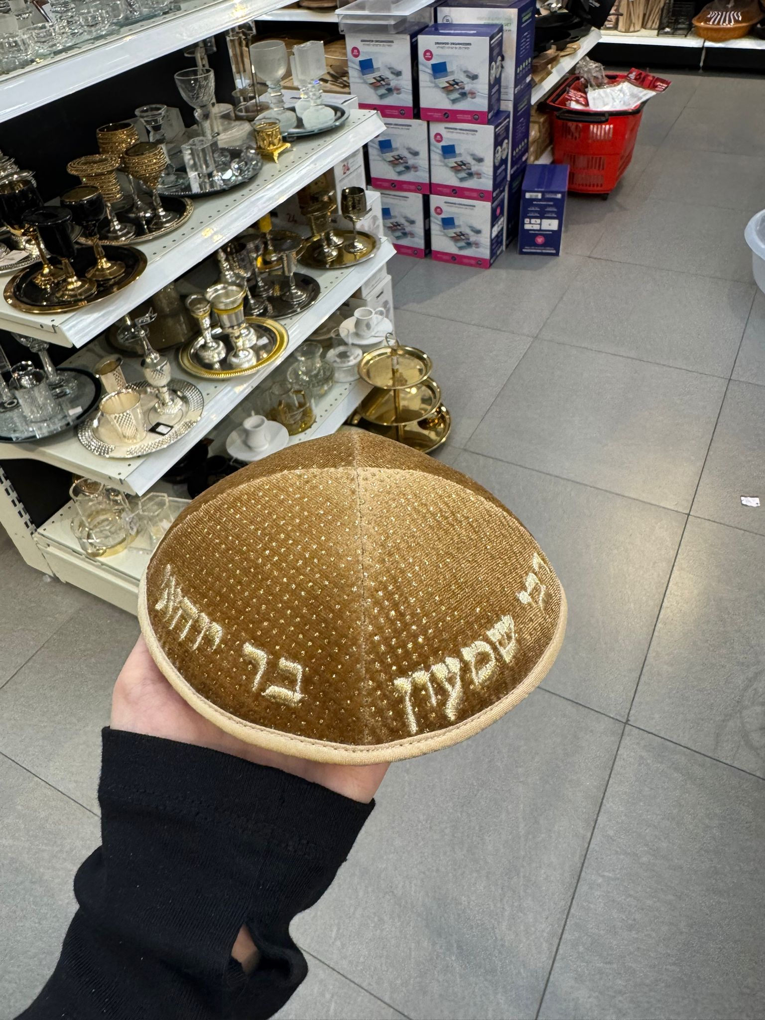 כיפה קטיפה מרוקאית (לילדים) 14 ס״מ – קוניאק אדמה זרקורים ׳רבי שמעון בר יוחאי' כתוביות רוז גולד