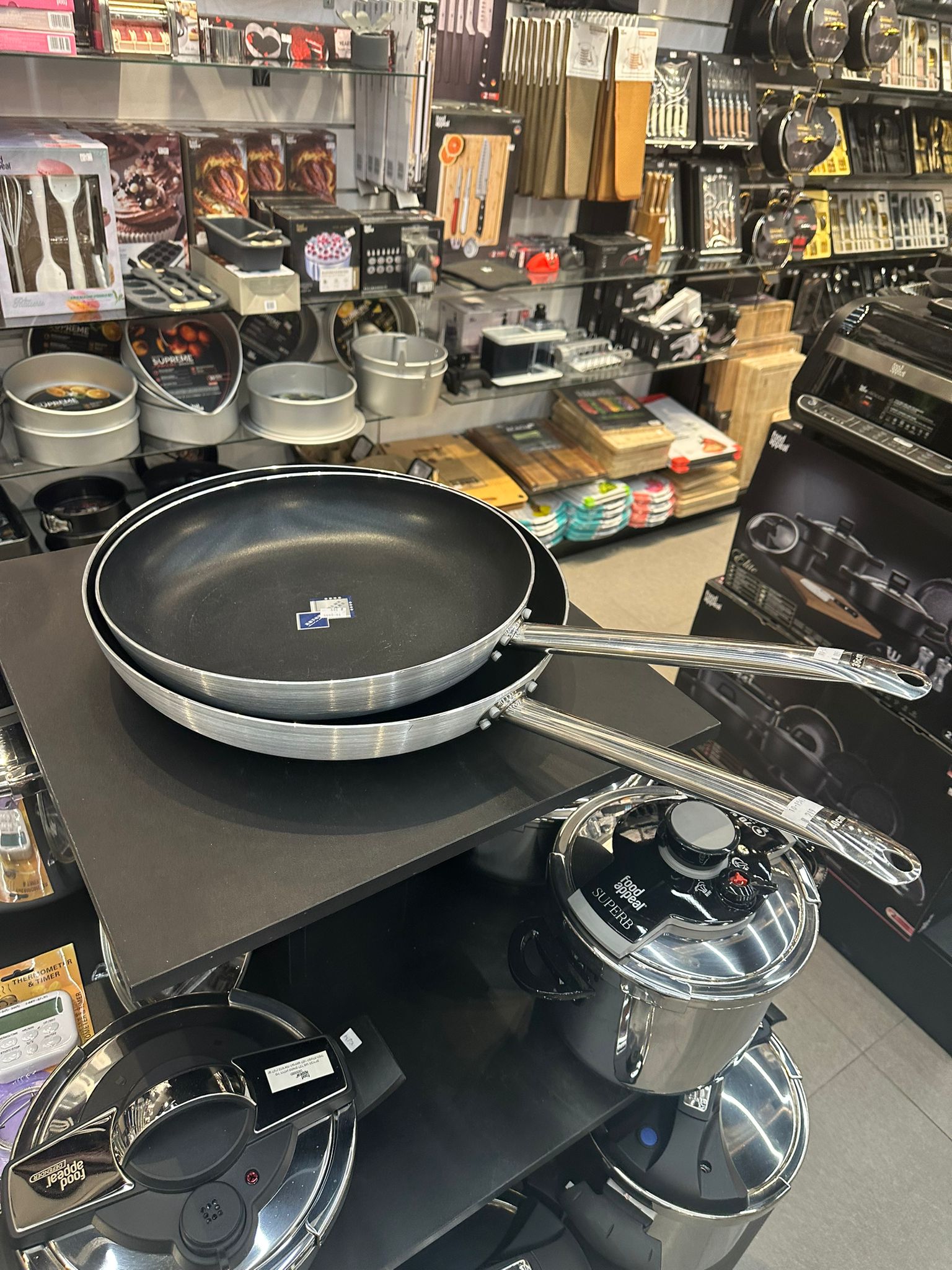 מחבת שף טפלון מקצועי גדול אלומיניום ידית פלדה 36 ס״מ