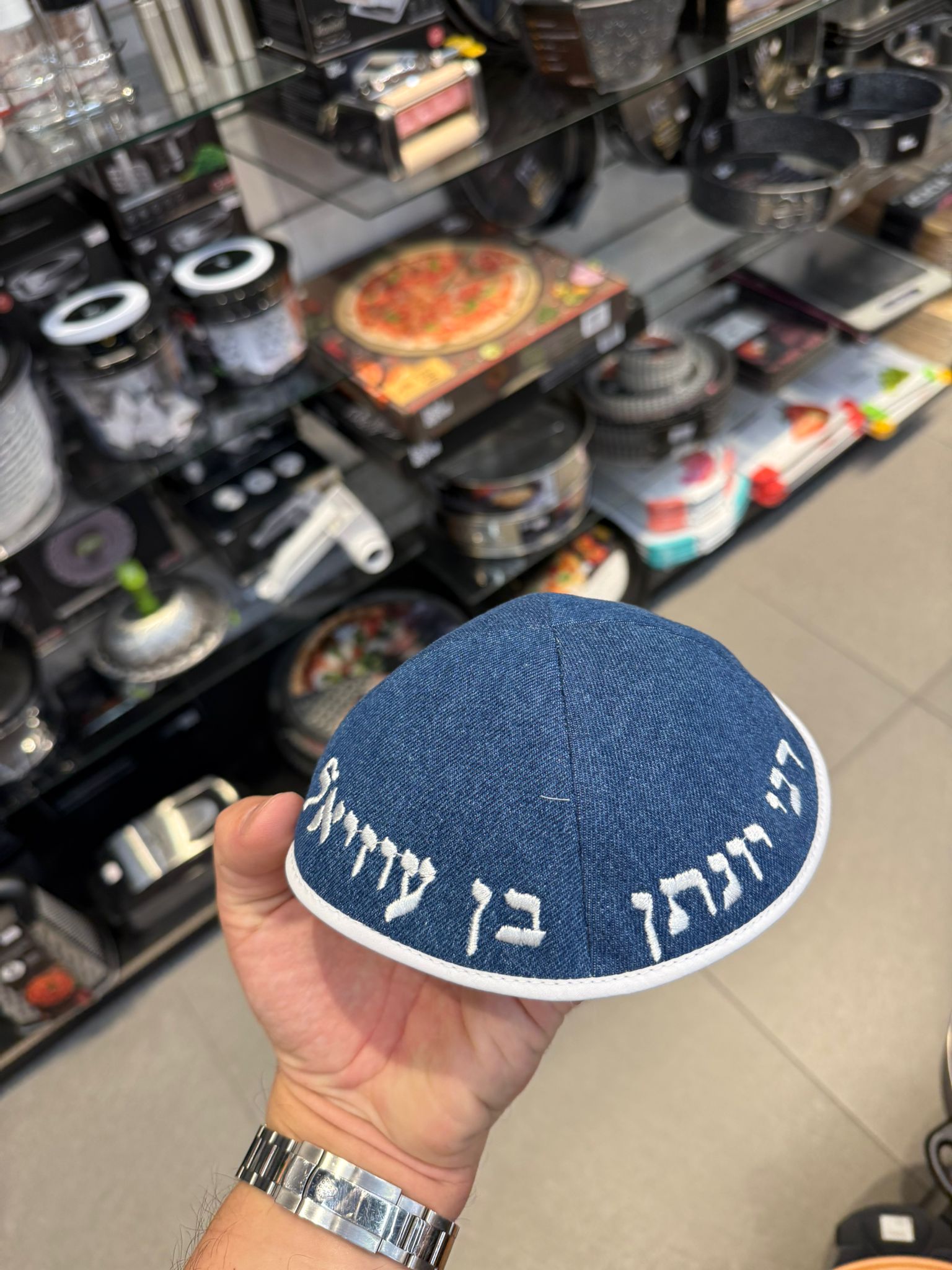 כיפה קטיפה מרוקאית 18 ס״מ – ג'ינס כחול 'רבי יונתן בן עוזיאל' כתוביות לבן