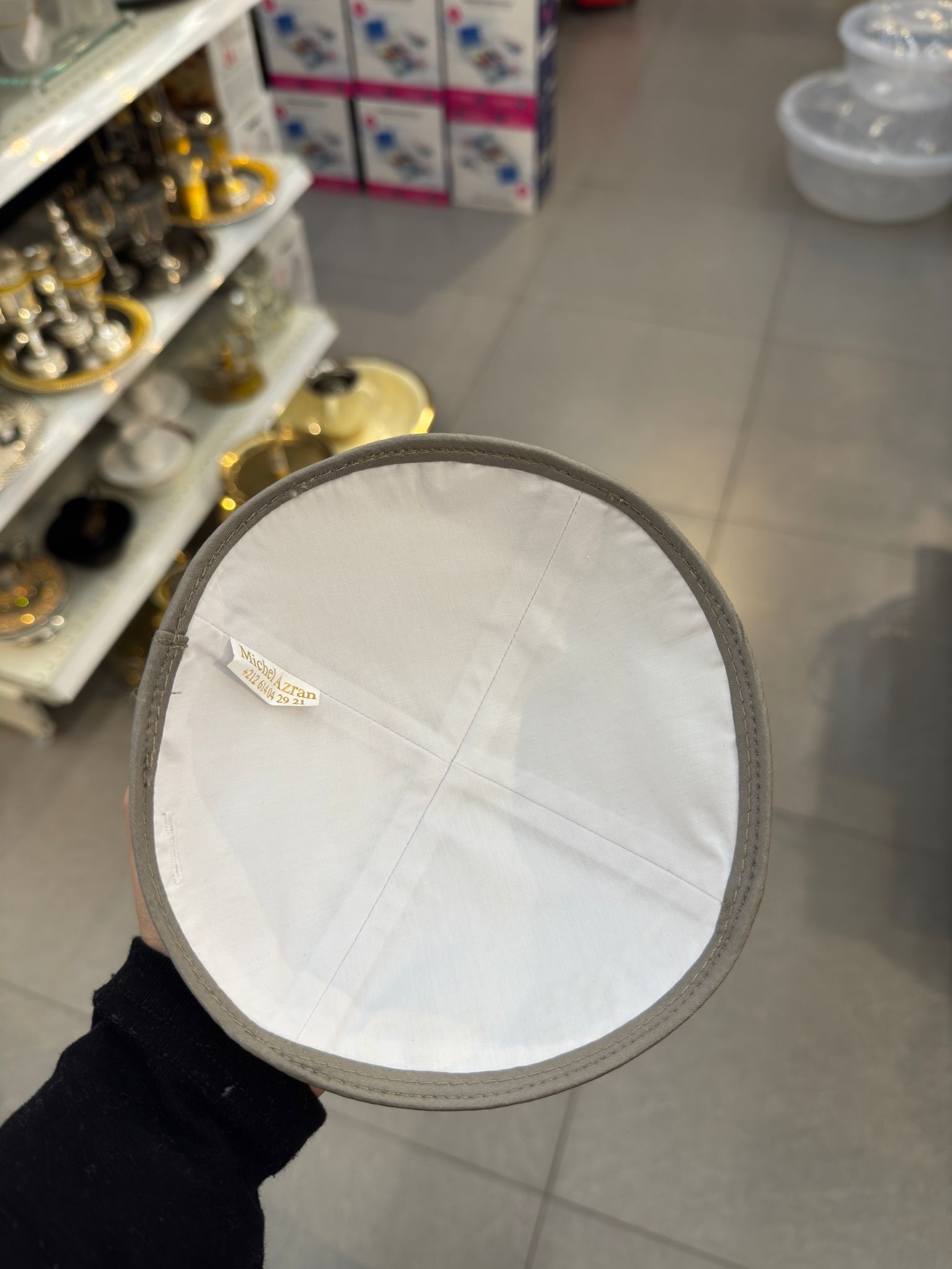 כיפה קטיפה מרוקאית 18 ס״מ – חאקי זרקורים 'רבי מאיר בעל הנס' כתוביות רוז גולד