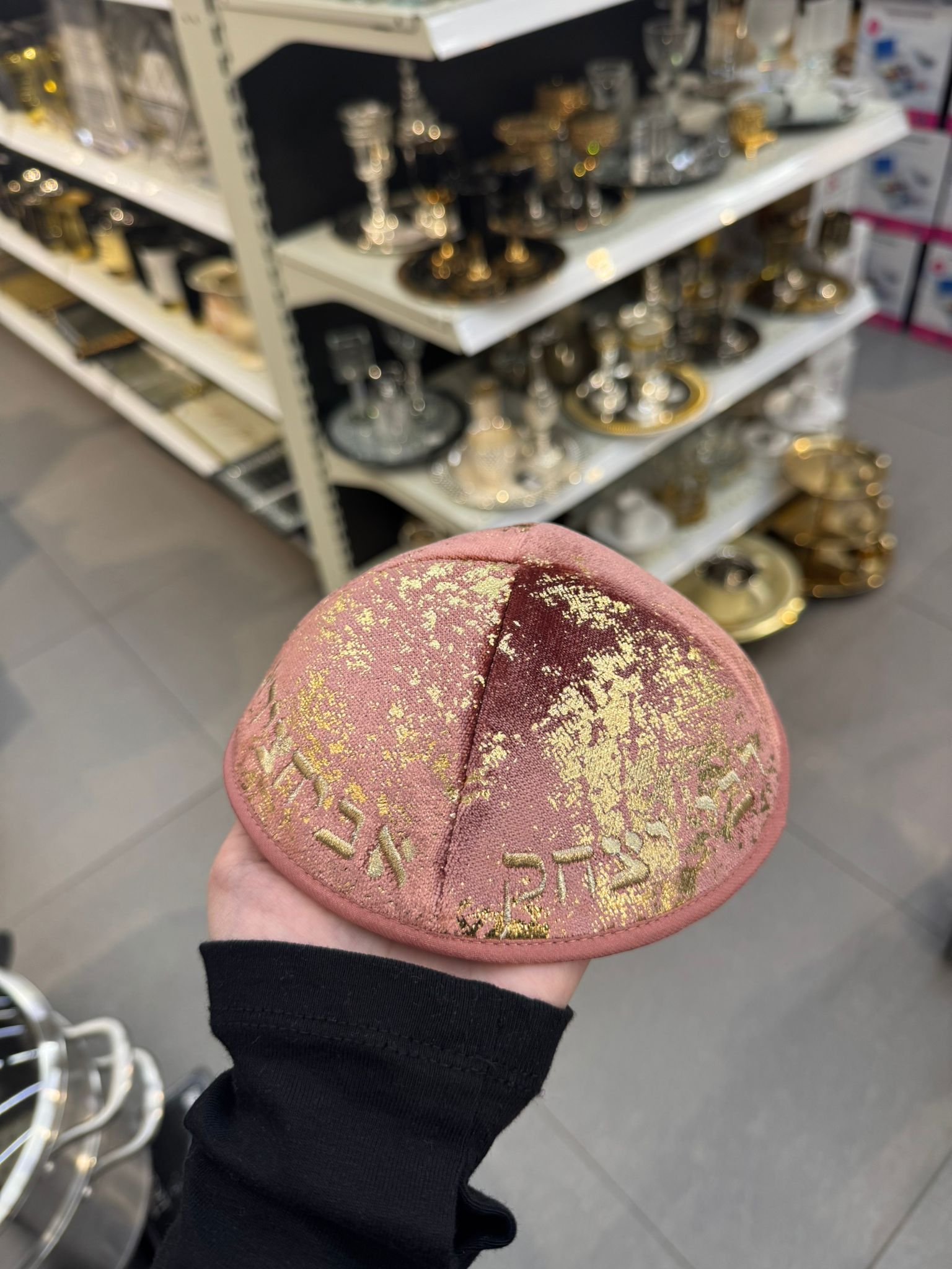 כיפה קטיפה מרוקאית 18 ס״מ – ורוד כהה כתמי זהב 'רבי יצחק אביחצירא׳ כתוביות זהב