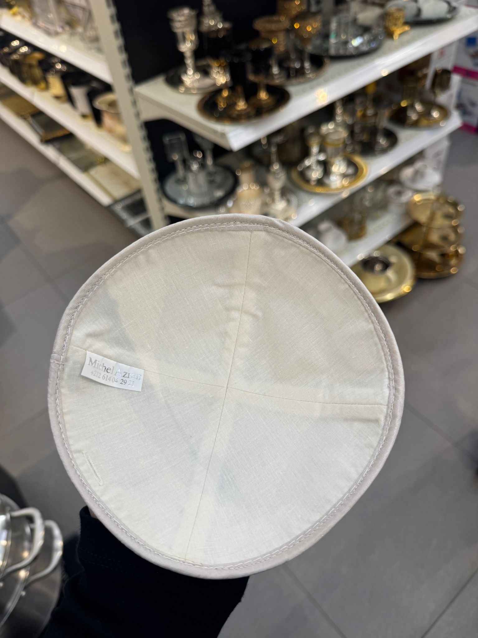 כיפה קטיפה מרוקאית 18 ס״מ – שמנת אבן ‘רבי מאיר בעל הנס’ כתוביות רוז גולד