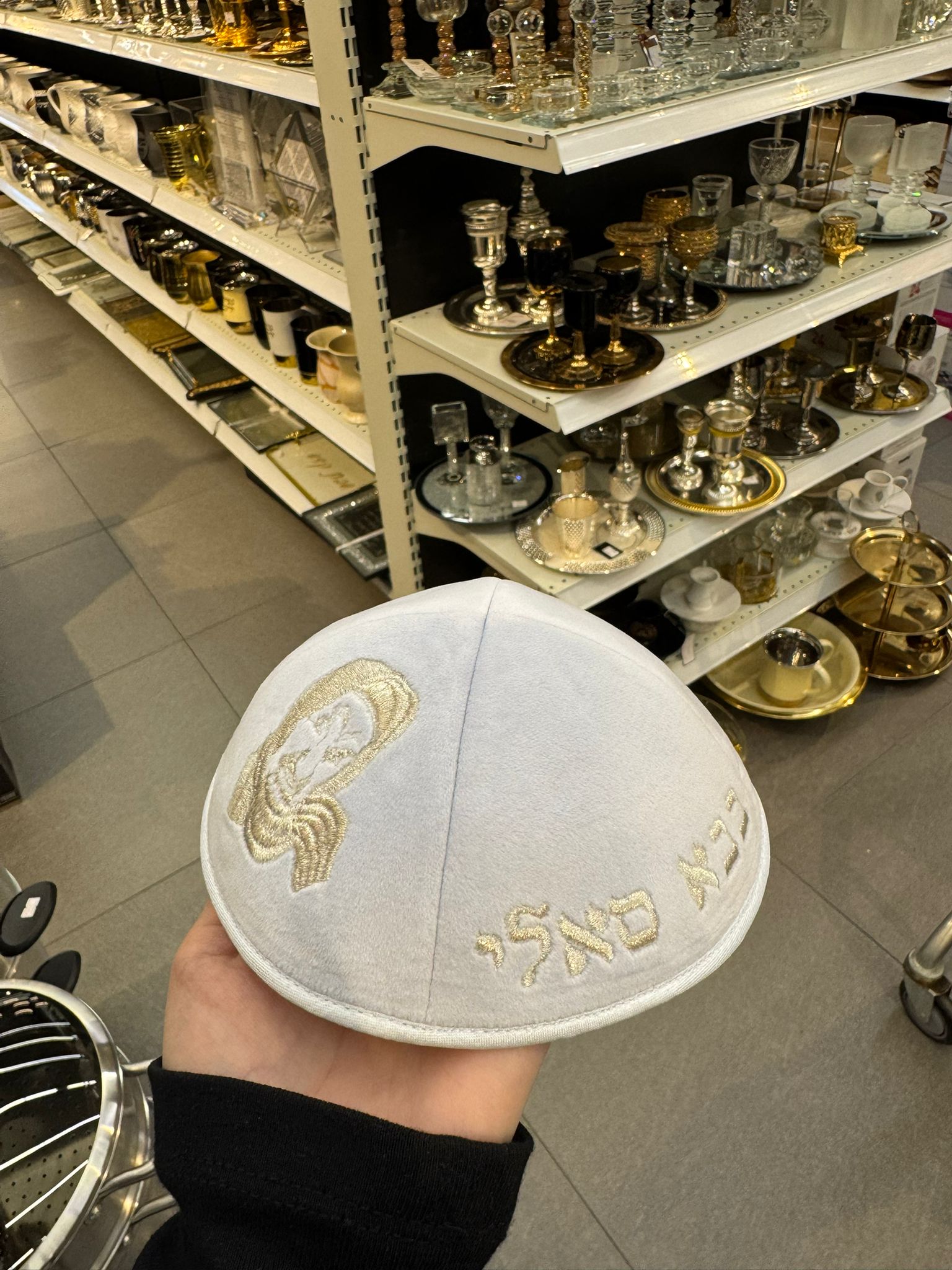 כיפה קטיפה מרוקאית 18 ס״מ – תכלת ‘סידנא בבא סאלי' כתוביות זהב + איור