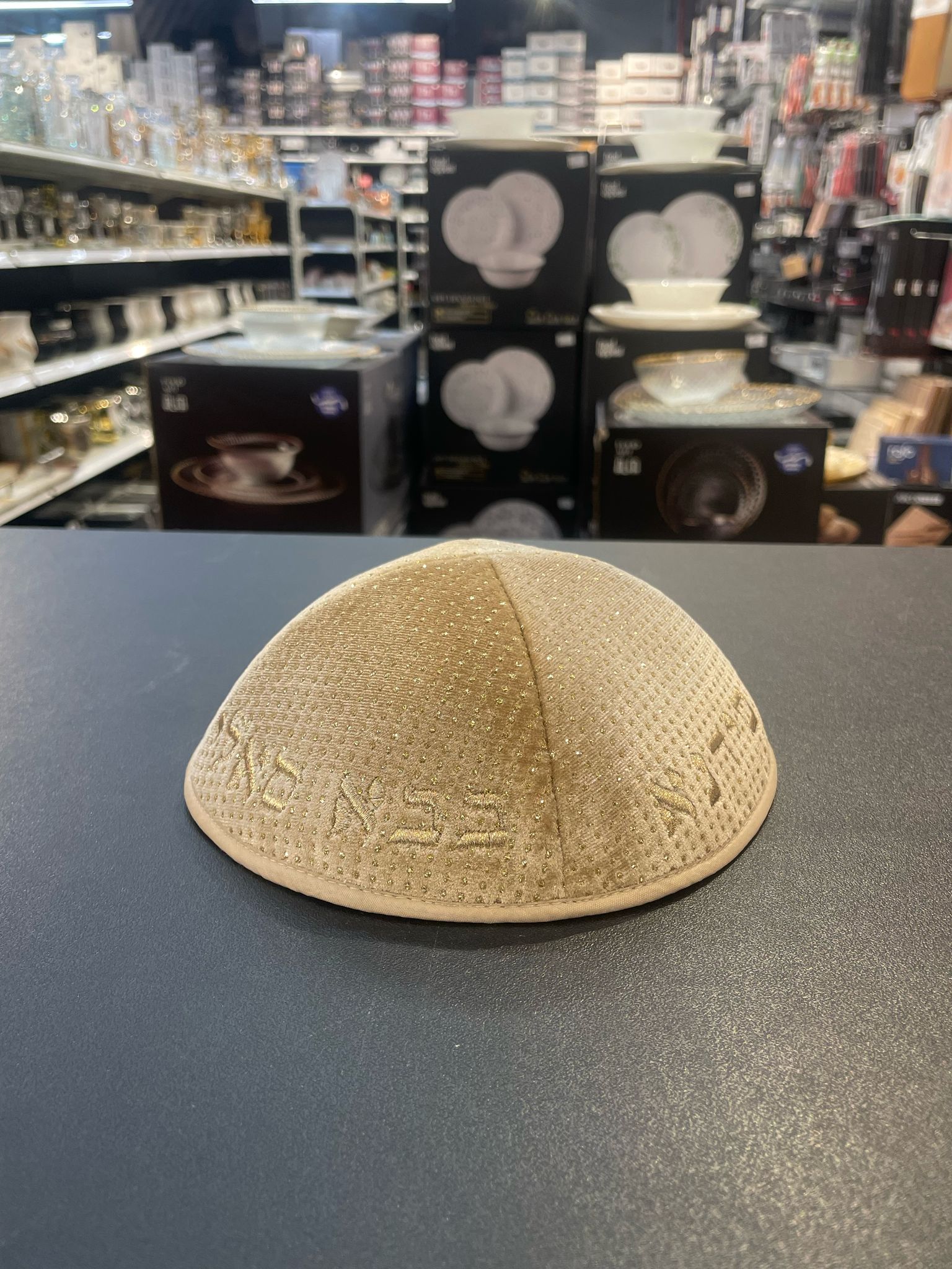 כיפה קטיפה מרוקאית 18 ס״מ – בז' אופוויט בהיר זרקורים 'סידנא בבא סאלי' כתוביות זהב