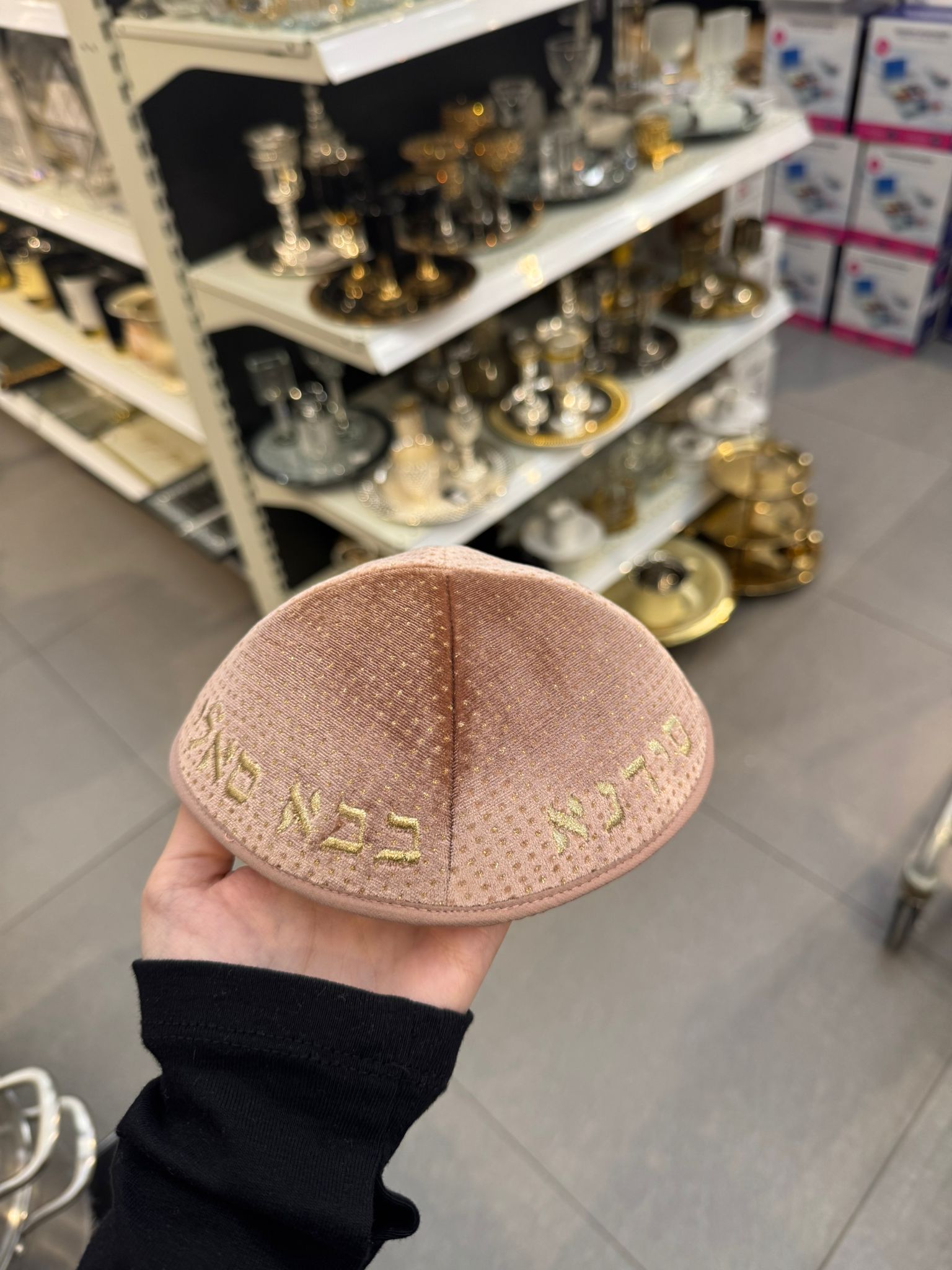 כיפה קטיפה מרוקאית 18 ס״מ – ורדרד בהיר זרקורים ׳סידנא בבא סאלי' כתוביות זהב