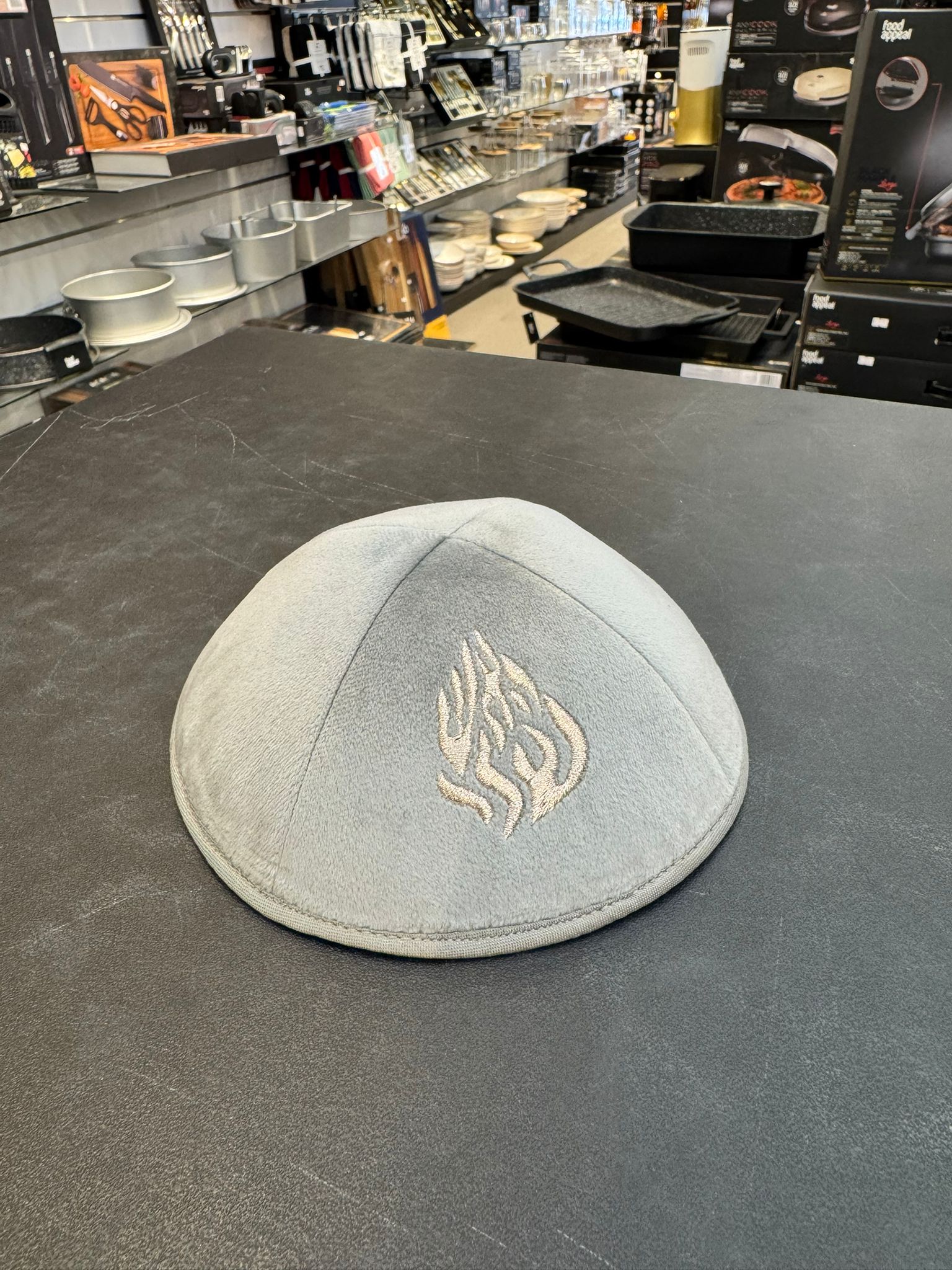 כיפה קטיפה מרוקאית (לילדים) 14 ס״מ – אפור ׳האש שלי' כתוביות רוז גולד