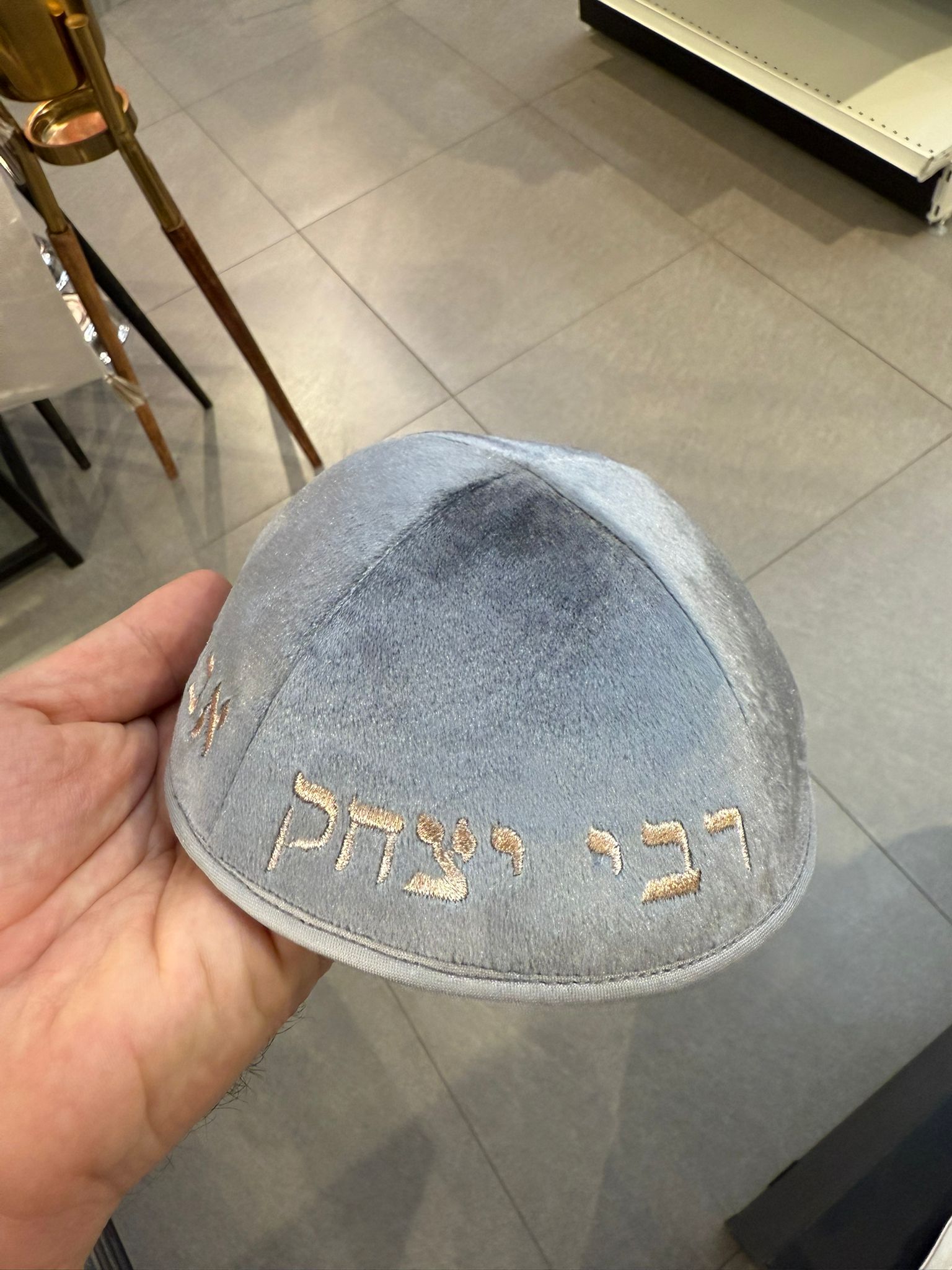 כיפה קטיפה מרוקאית 18 ס״מ – אפור ׳רבי יצחק אבוחצירא׳ כתוביות רוז גולד
