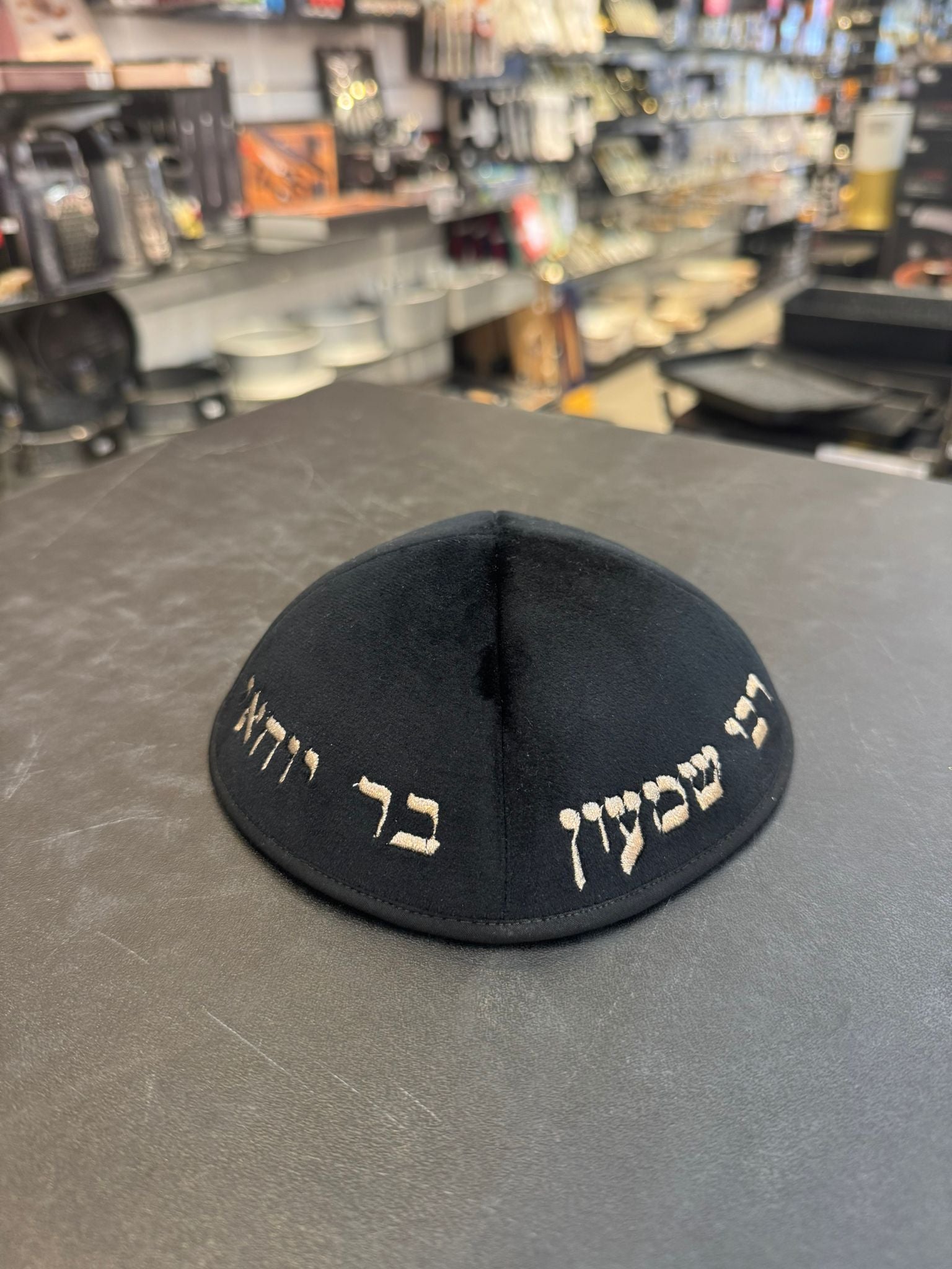 כיפה קטיפה מרוקאית 18 ס״מ – שחור 'רבי שמעון בר יוחאי׳ כתוביות רוז גולד