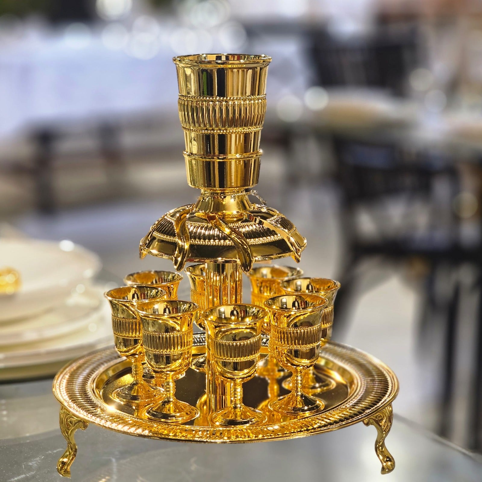 סט מזיגה ליין קידוש מחלק יין - 8 כוסות פסים זהב ציפוי לכה גובה 28 ס"מ