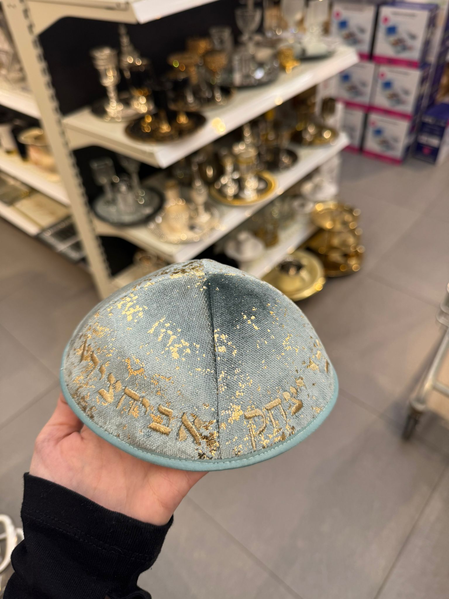 כיפה קטיפה מרוקאית 18 ס״מ – טורקיז כתמי זהב 'רבי יצחק אביחצירא׳ כתוביות זהב