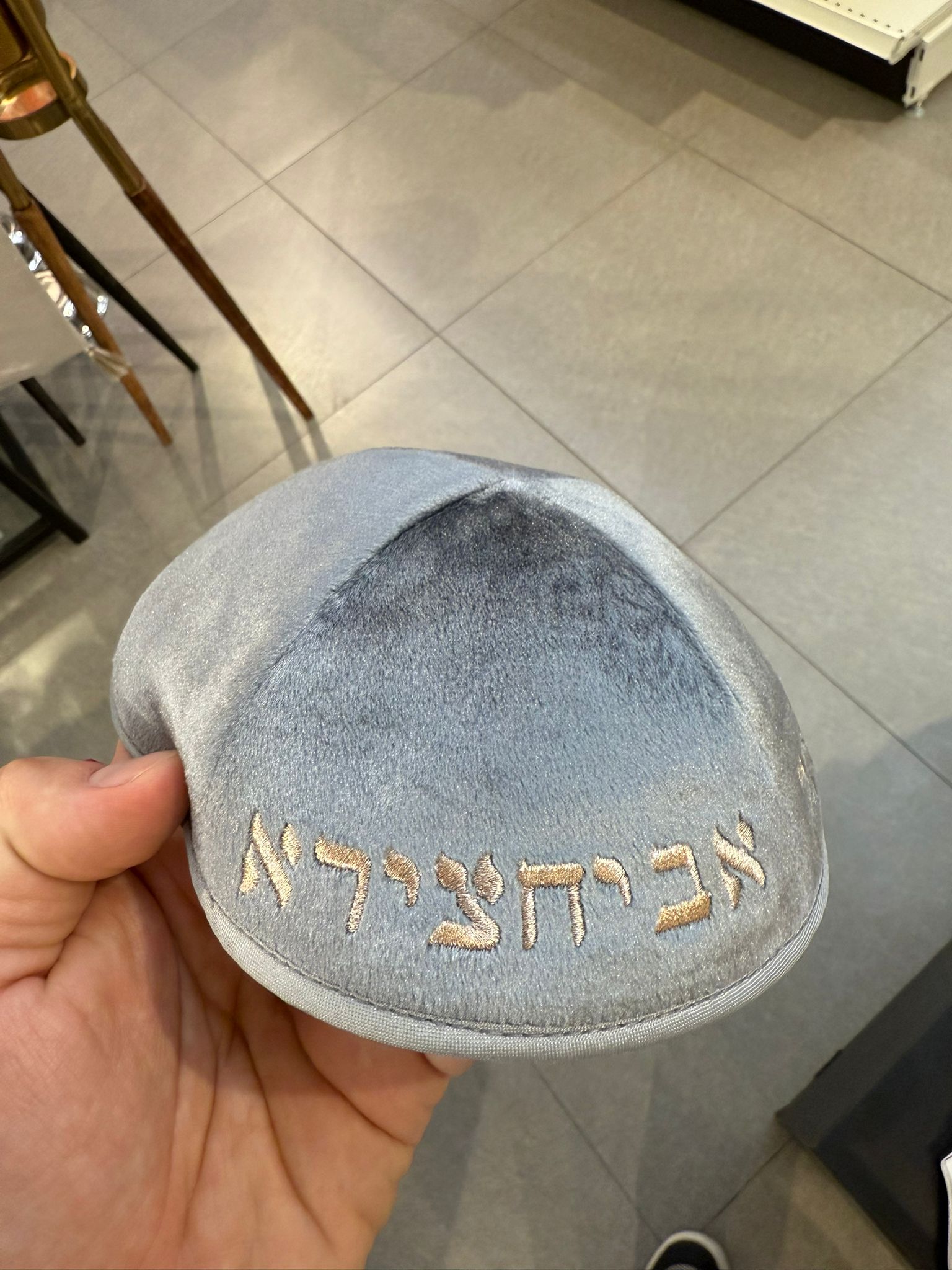 כיפה קטיפה מרוקאית 18 ס״מ – אפור ׳רבי יצחק אבוחצירא׳ כתוביות רוז גולד