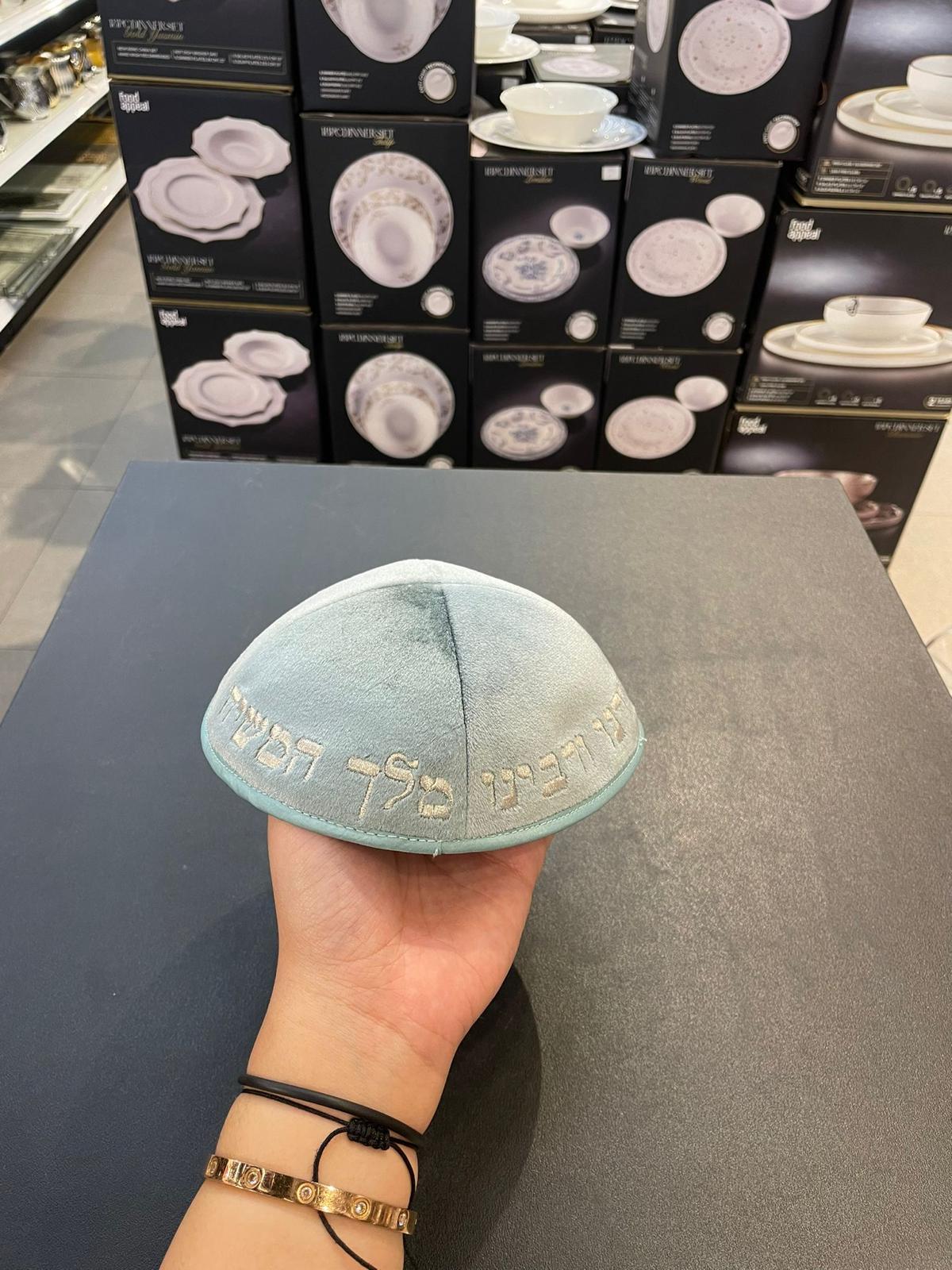 כיפה קטיפה מרוקאית 18 ס״מ – טורקיז בהיר 'יחי אדוננו׳ כתוביות רוז גולד