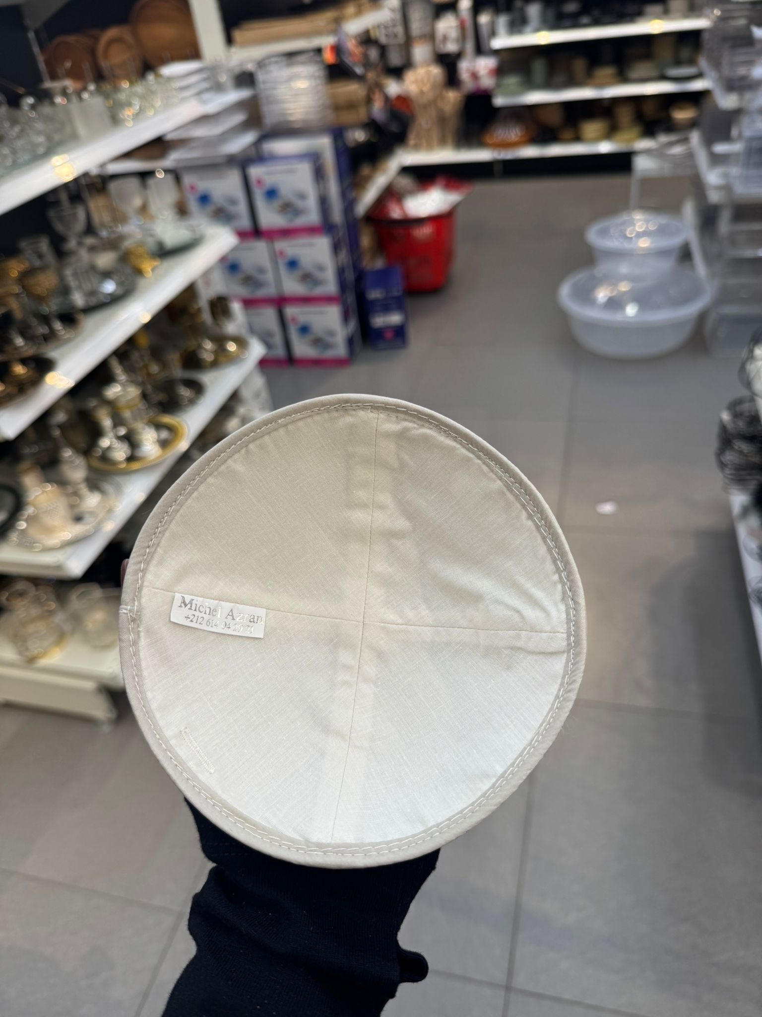 כיפה קטיפה מרוקאית (לילדים) 14 ס״מ – שמנת אבן ׳רבי חיים פינטו' כתוביות רוז גולד