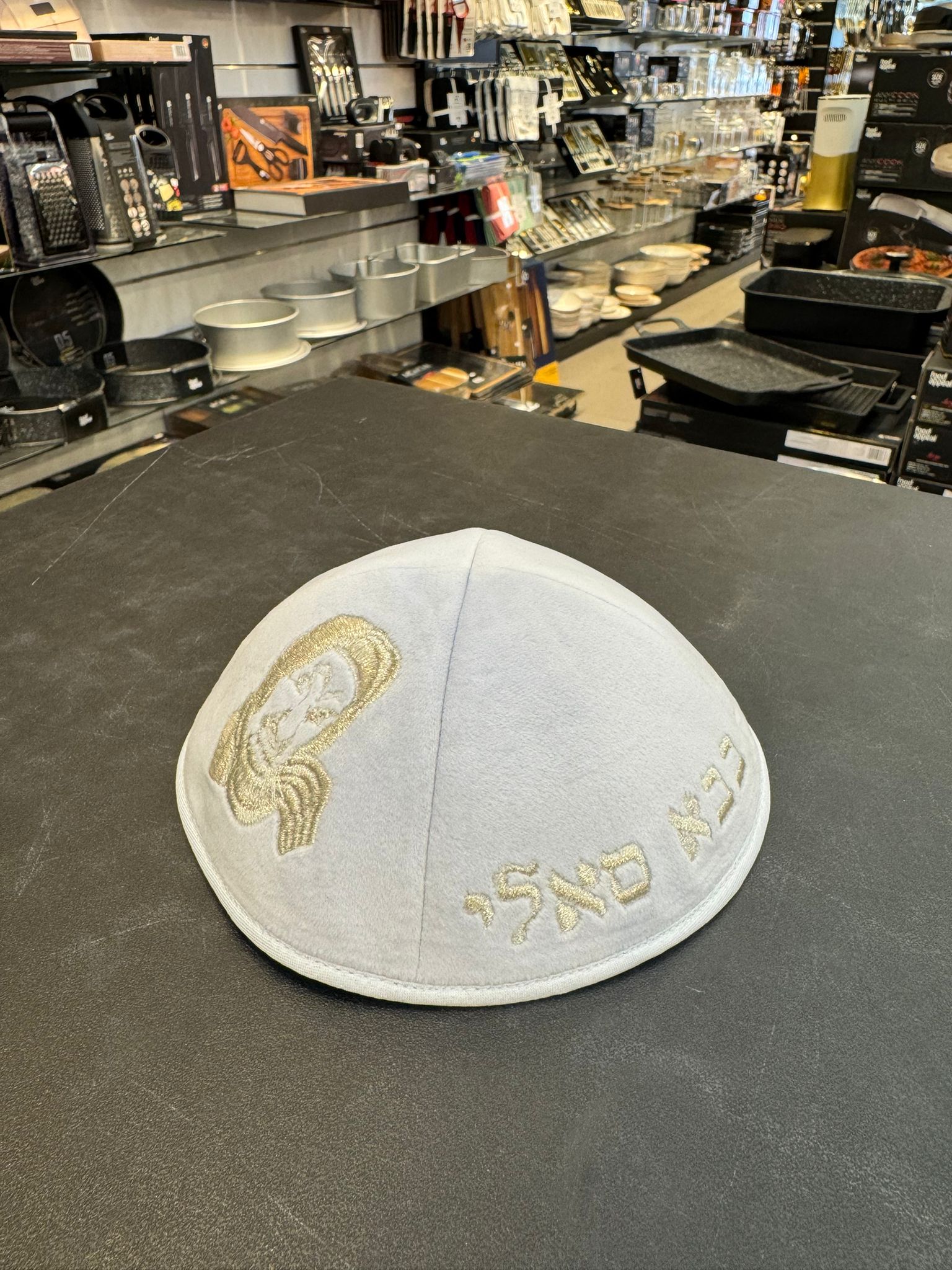 כיפה קטיפה מרוקאית 18 ס״מ – תכלת ‘סידנא בבא סאלי' כתוביות זהב + איור