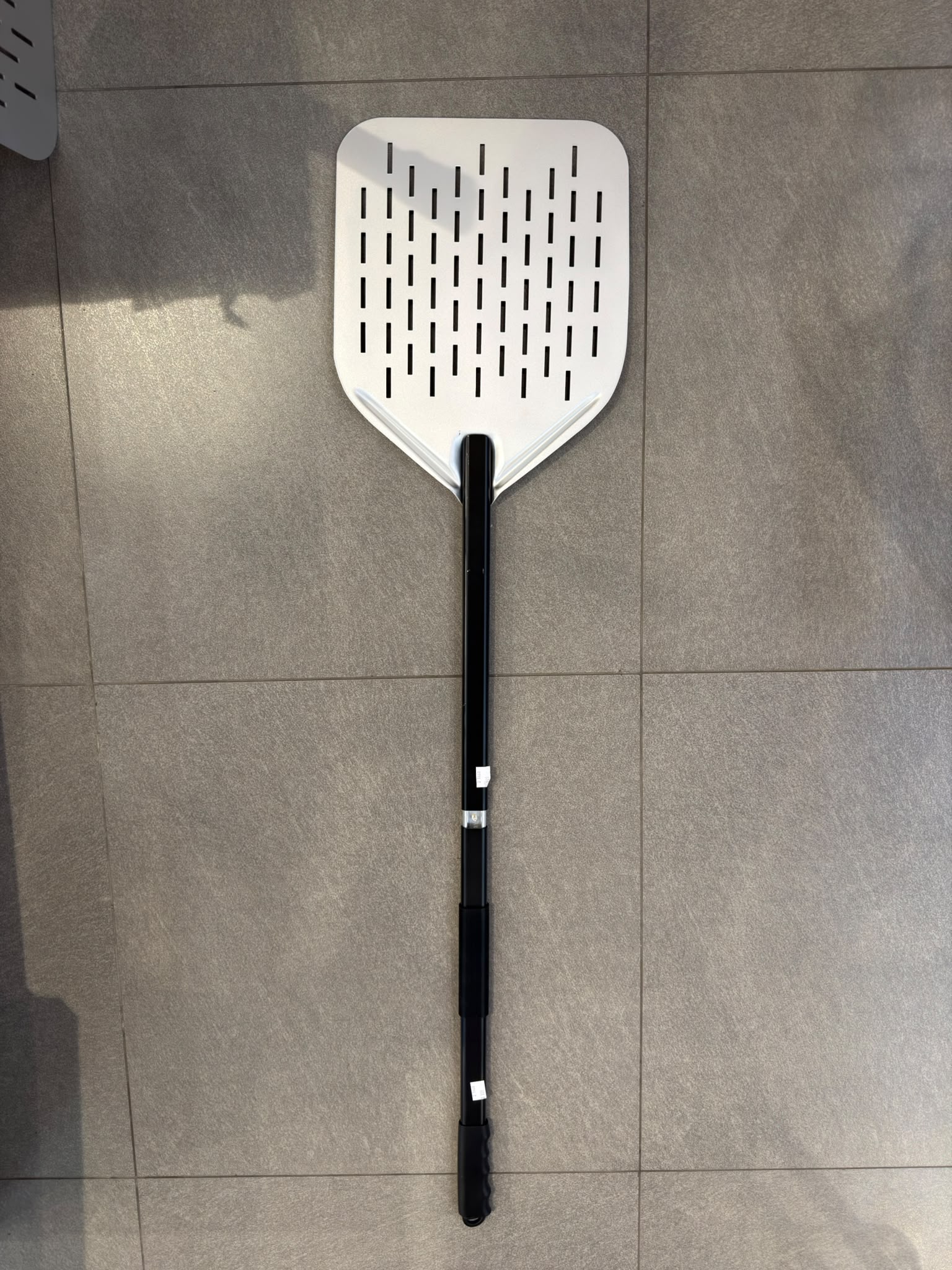 כף משוט לפיצה מרדה מחוררת אלומיניום 30X35 ס"מ אורך ידית 96 ס"מ