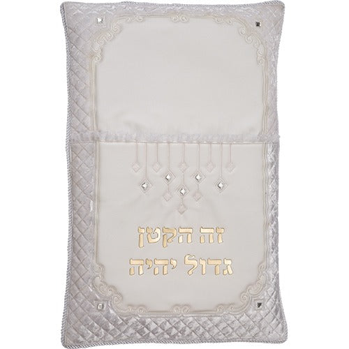 כרית לברית - מהודרת דמוי עור עם אותיות בולטות 74X50 ס"מ 'זה הקטן גדול יהיה'