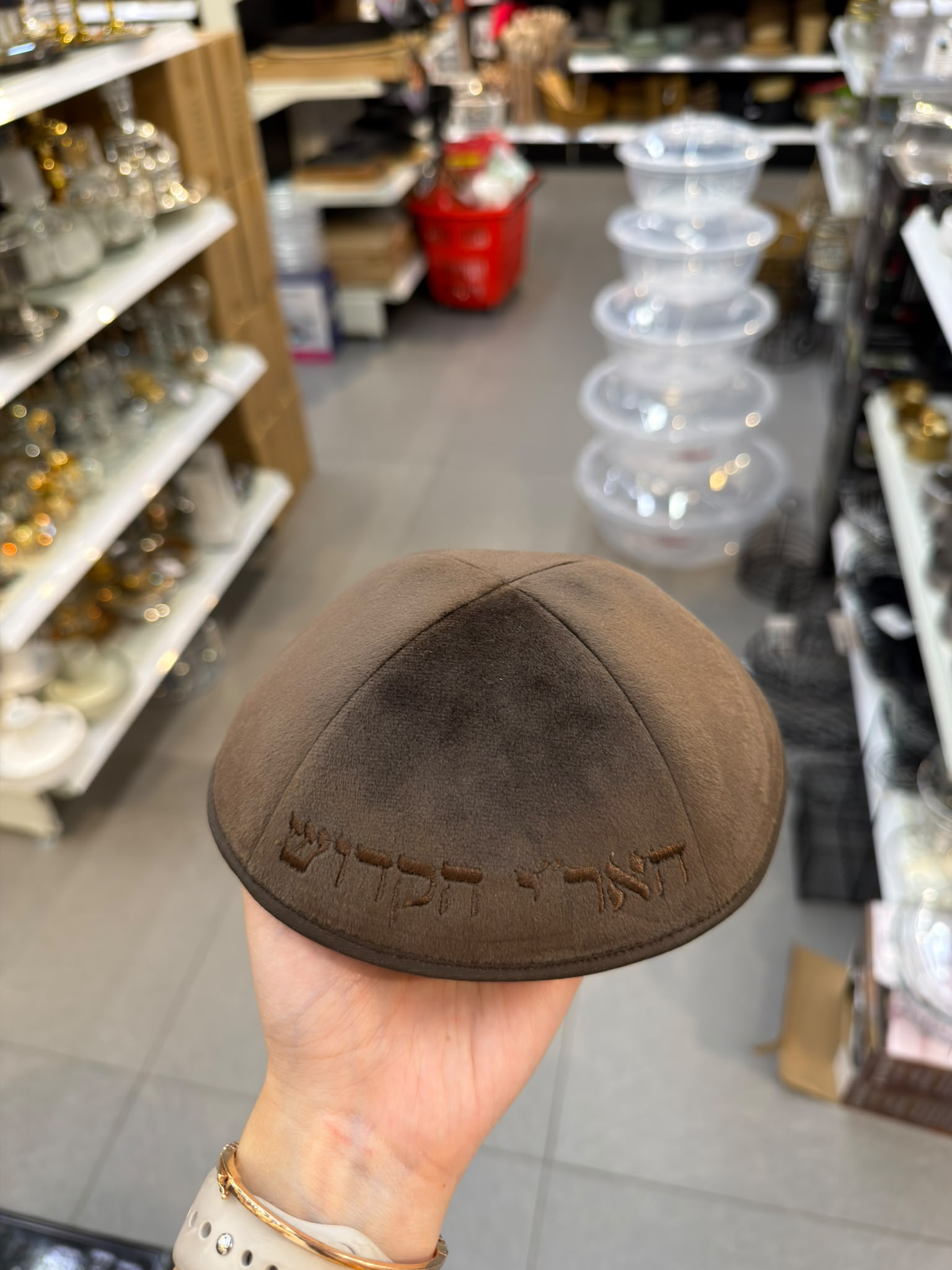 כיפה קטיפה מרוקאית 18 ס״מ – שוקולד חום 'האר״י הקדוש' כתוביות שוקולד חום