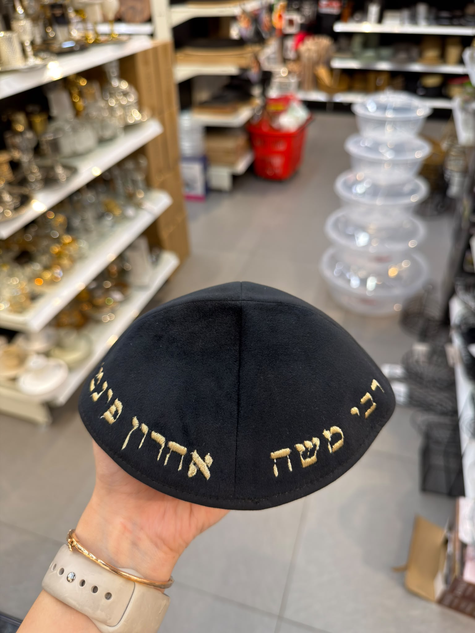 כיפה קטיפה מרוקאית 18 ס״מ – שחור 'רבי משה אהרון פינטו' כתוביות זהב