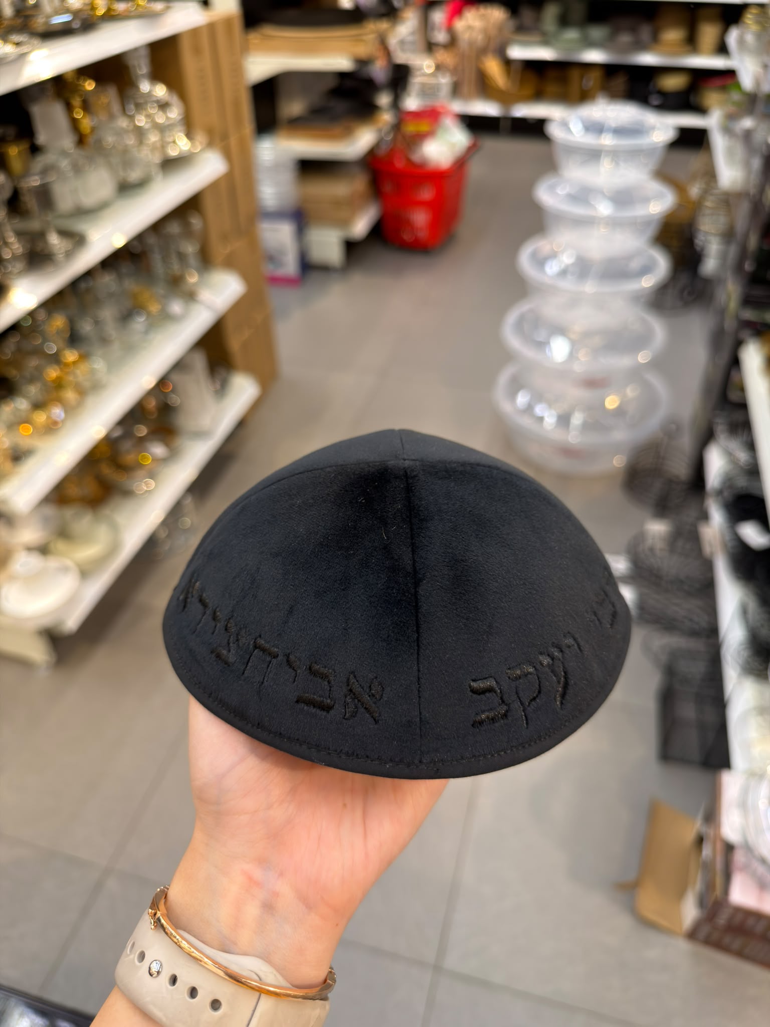 כיפה קטיפה מרוקאית 18 ס״מ – שחור 'רבי יעקב אביחצירא' כתוביות שחורות
