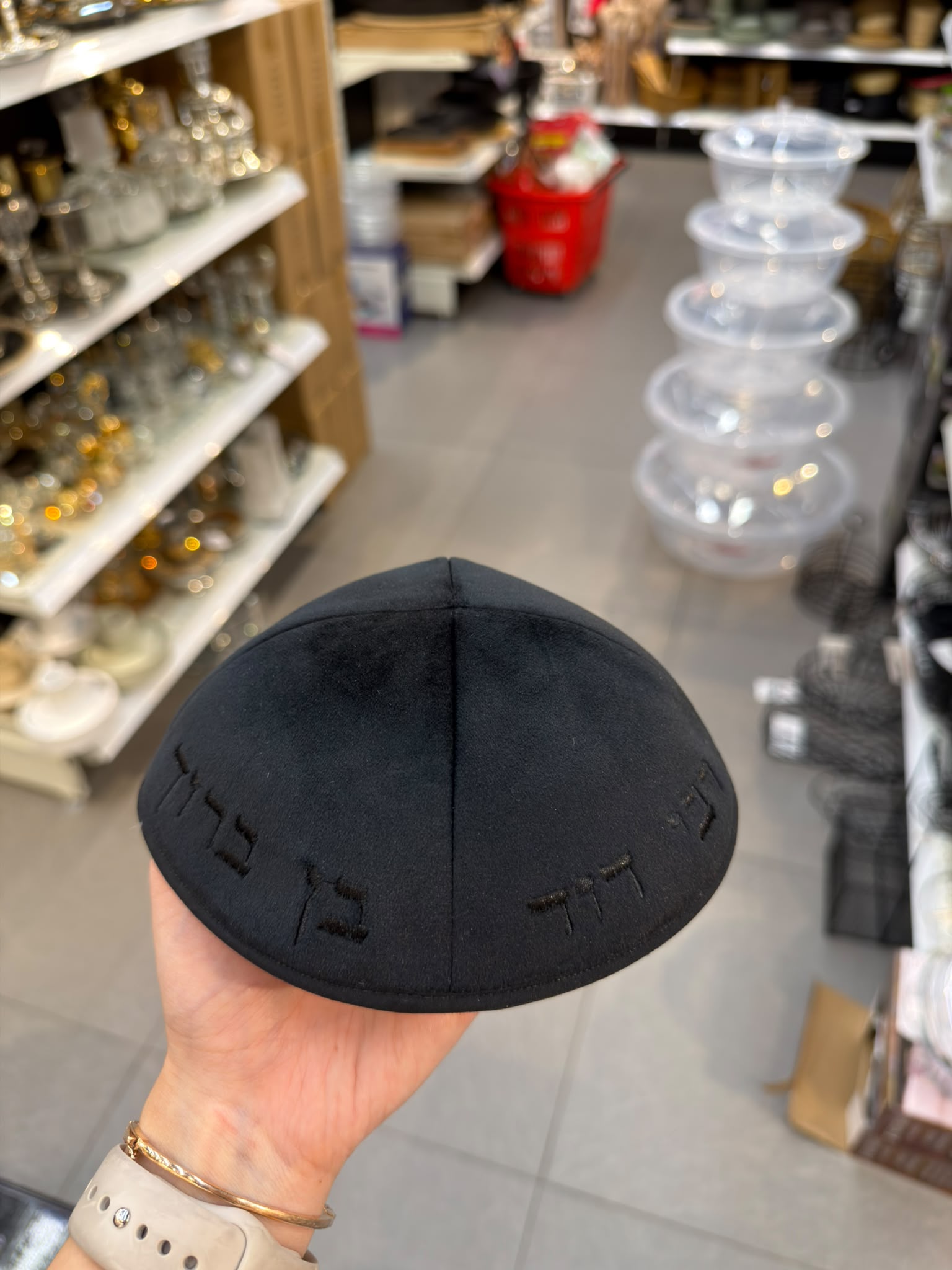 כיפה קטיפה מרוקאית 18 ס״מ – שחור 'רבי דוד בן ברוך' כתוביות שחורות