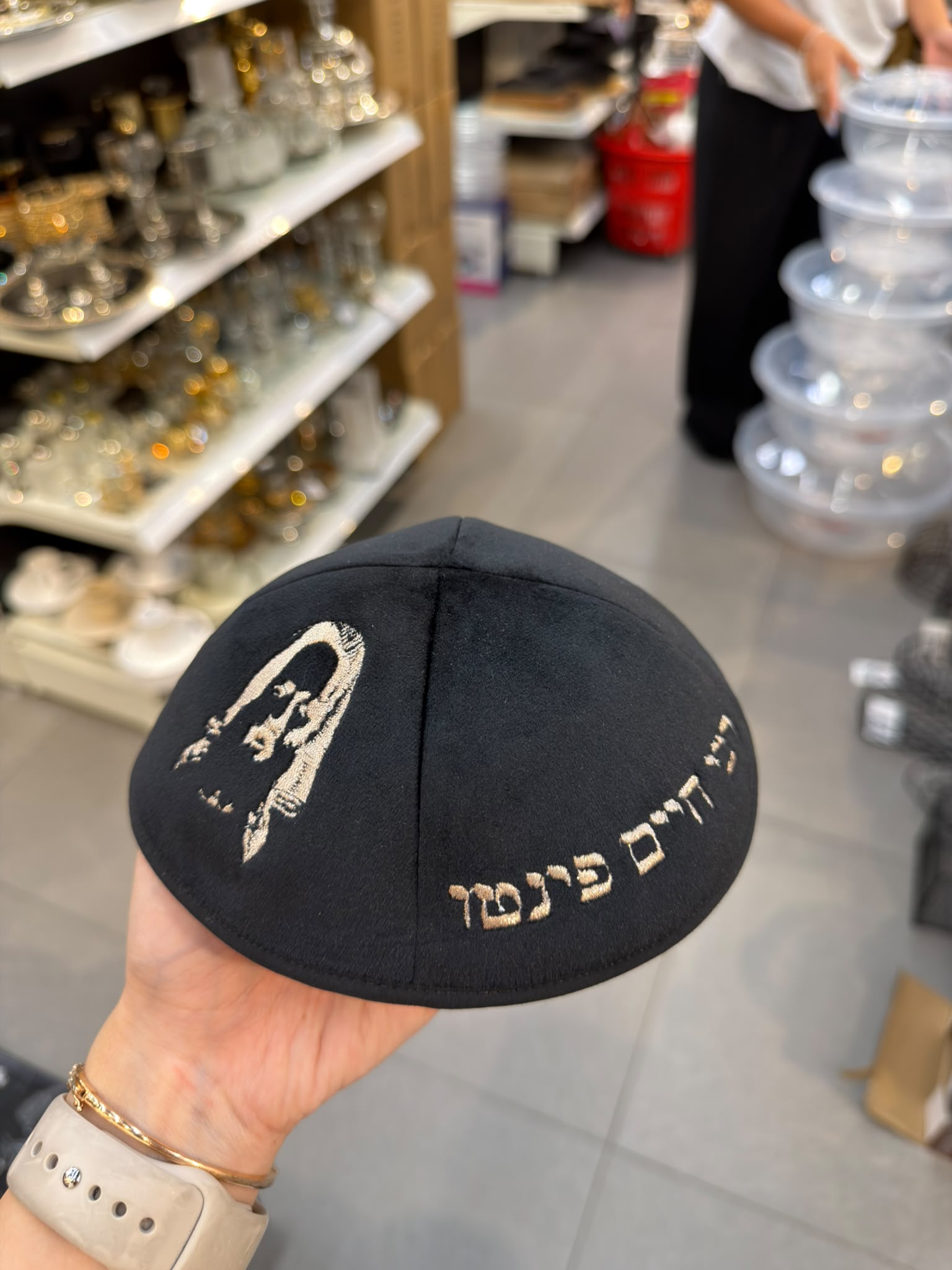 כיפה קטיפה מרוקאית 18 ס״מ – שחור 'רבי חיים פינטו' כתוביות זהב + איור