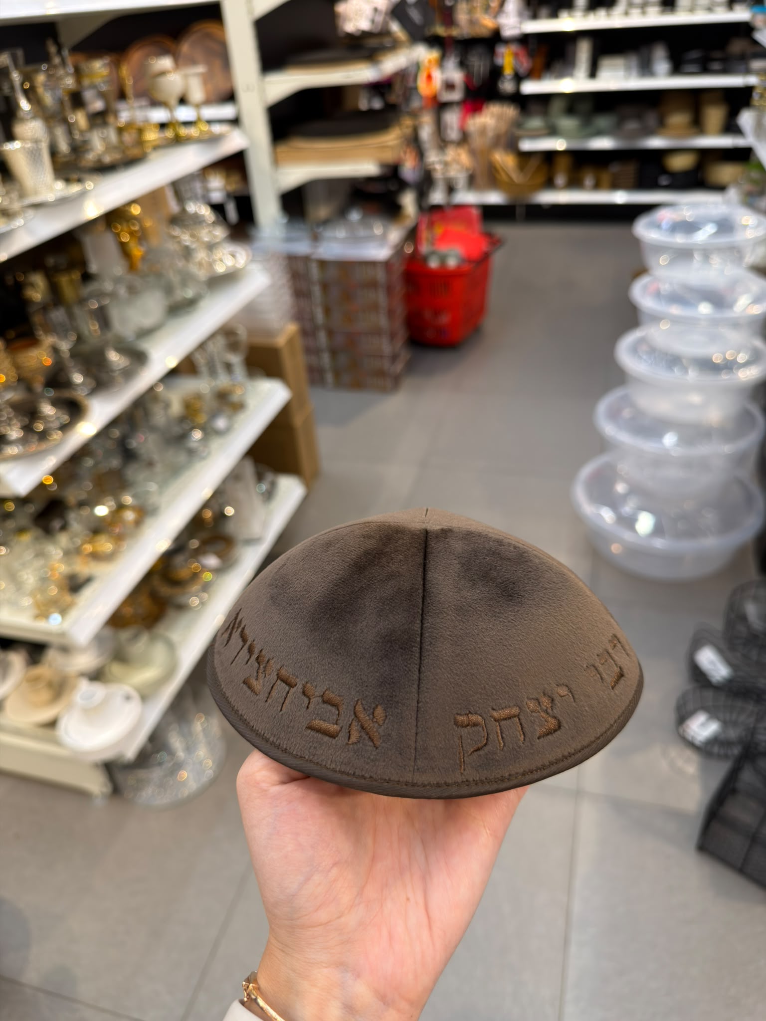 כיפה קטיפה מרוקאית 18 ס״מ – חום שוקולד 'רבי יצחק אביחצירא׳ כתוביות חום שוקולד