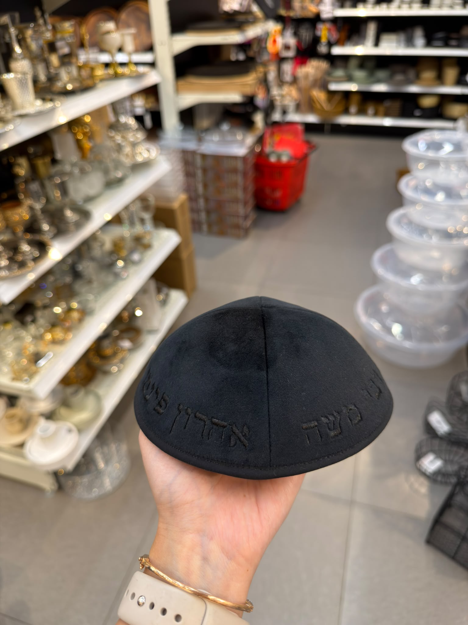 כיפה קטיפה מרוקאית 18 ס״מ – חום שחור 'רבי משה אהרון פינטו׳ כתוביות שחורות