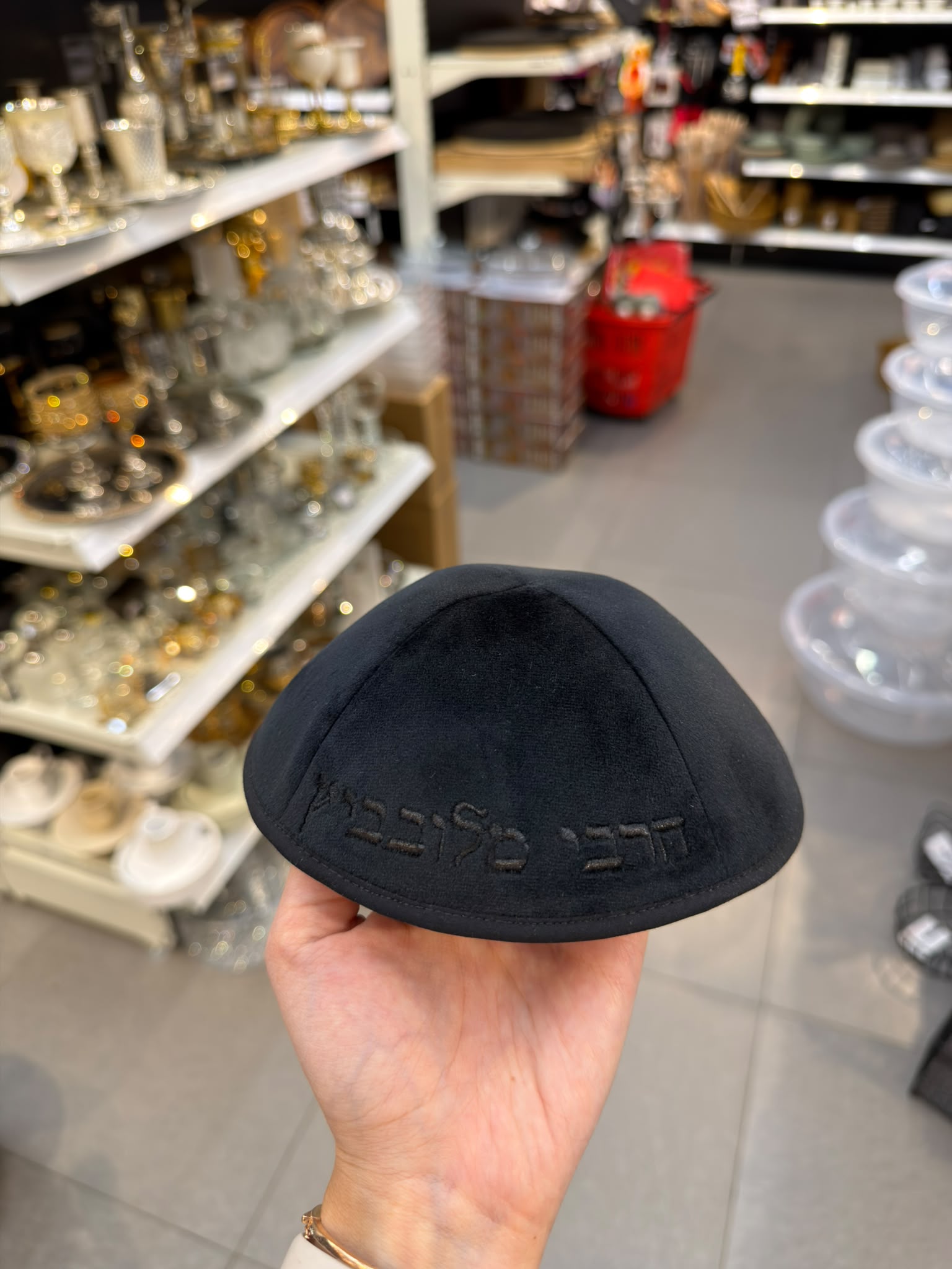 כיפה קטיפה מרוקאית 18 ס״מ – חום שחור 'הרבי מלובביץ׳ כתוביות שחורות