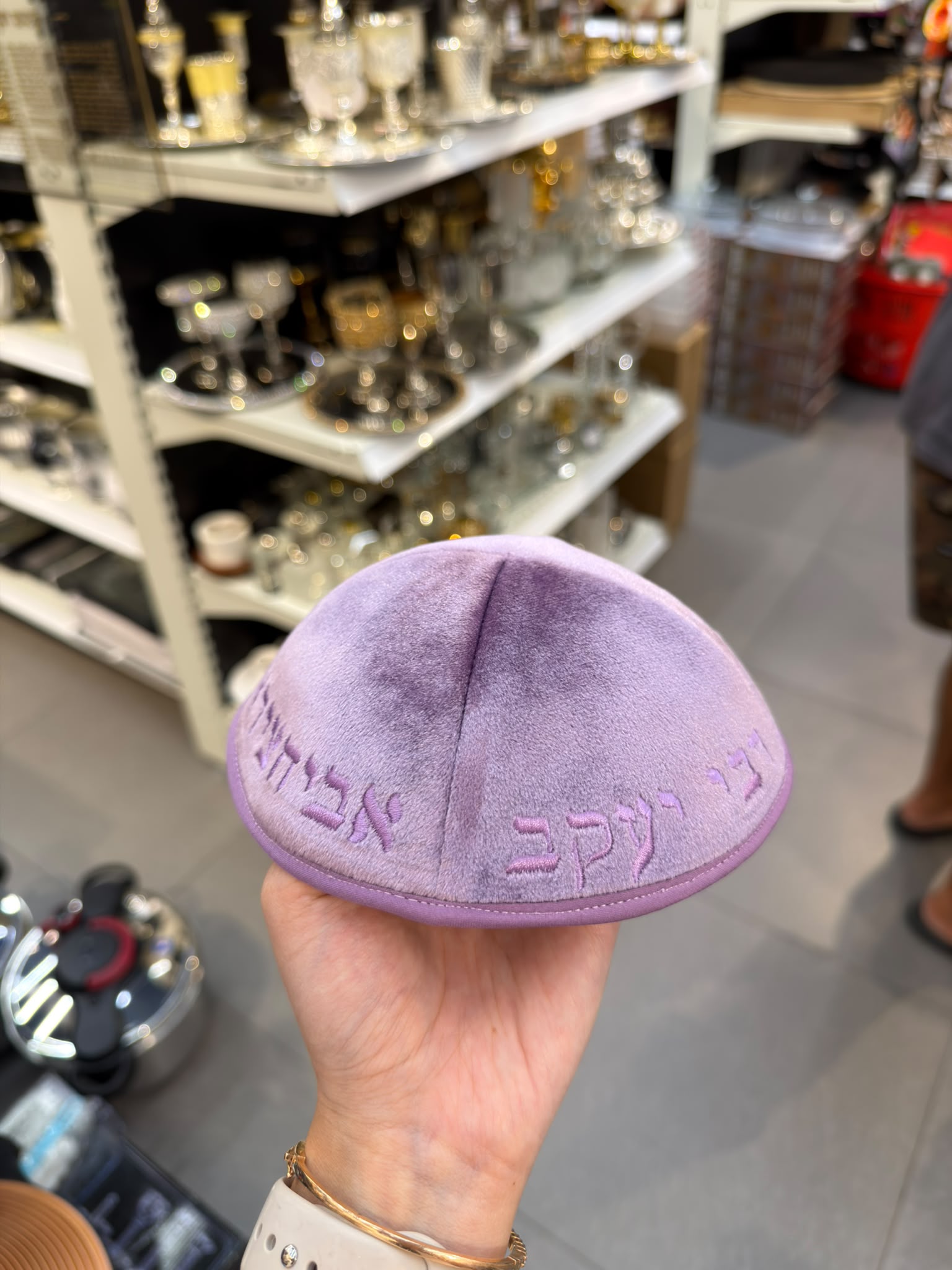 כיפה קטיפה מרוקאית 18 ס״מ – סגול 'רבי יעקב אביחצירא׳ כתוביות סגולות