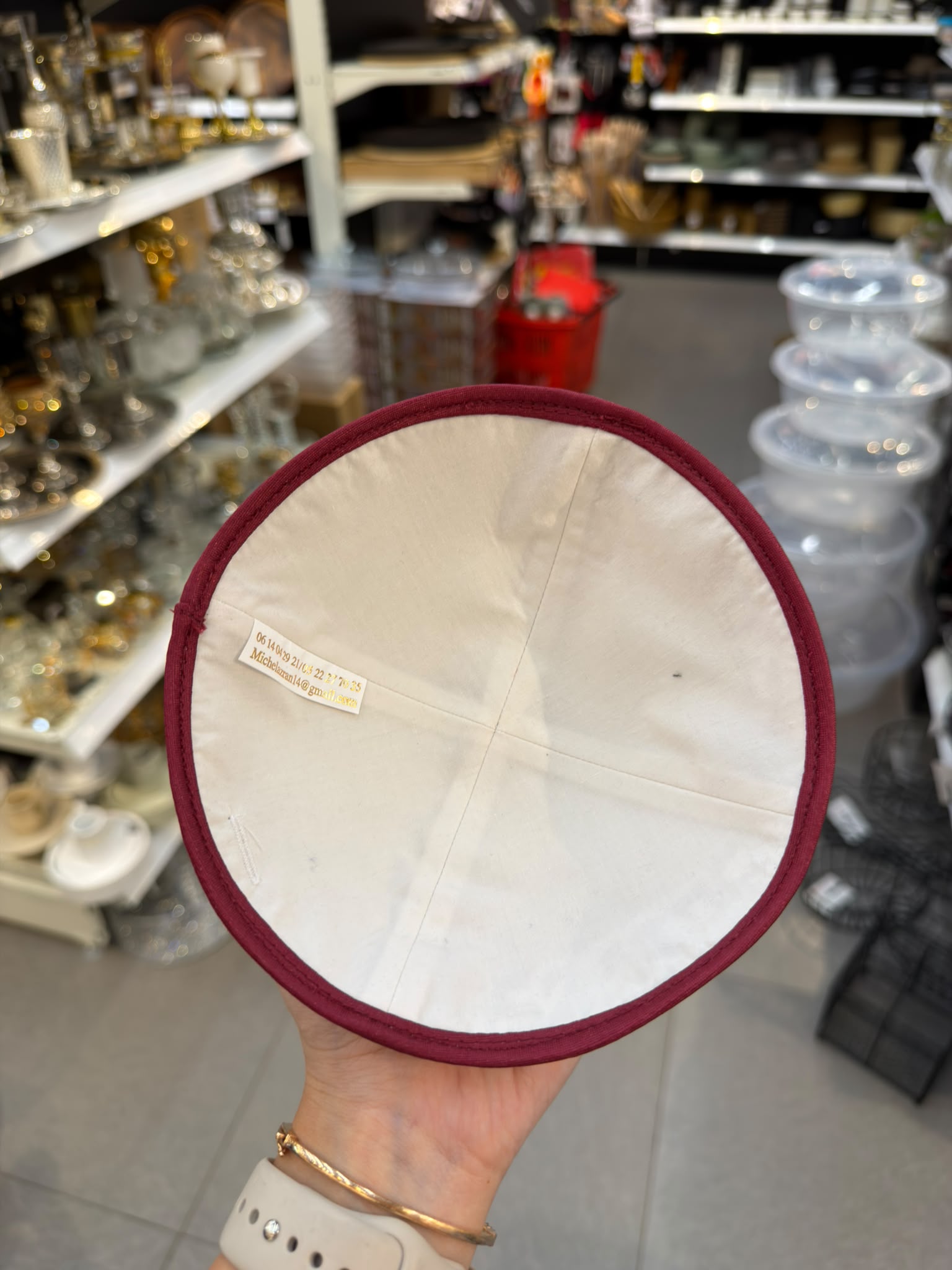 כיפה קטיפה מרוקאית 18 ס״מ – בורדו 'רבי יצחק אביחצירא׳ כתוביות בורדו