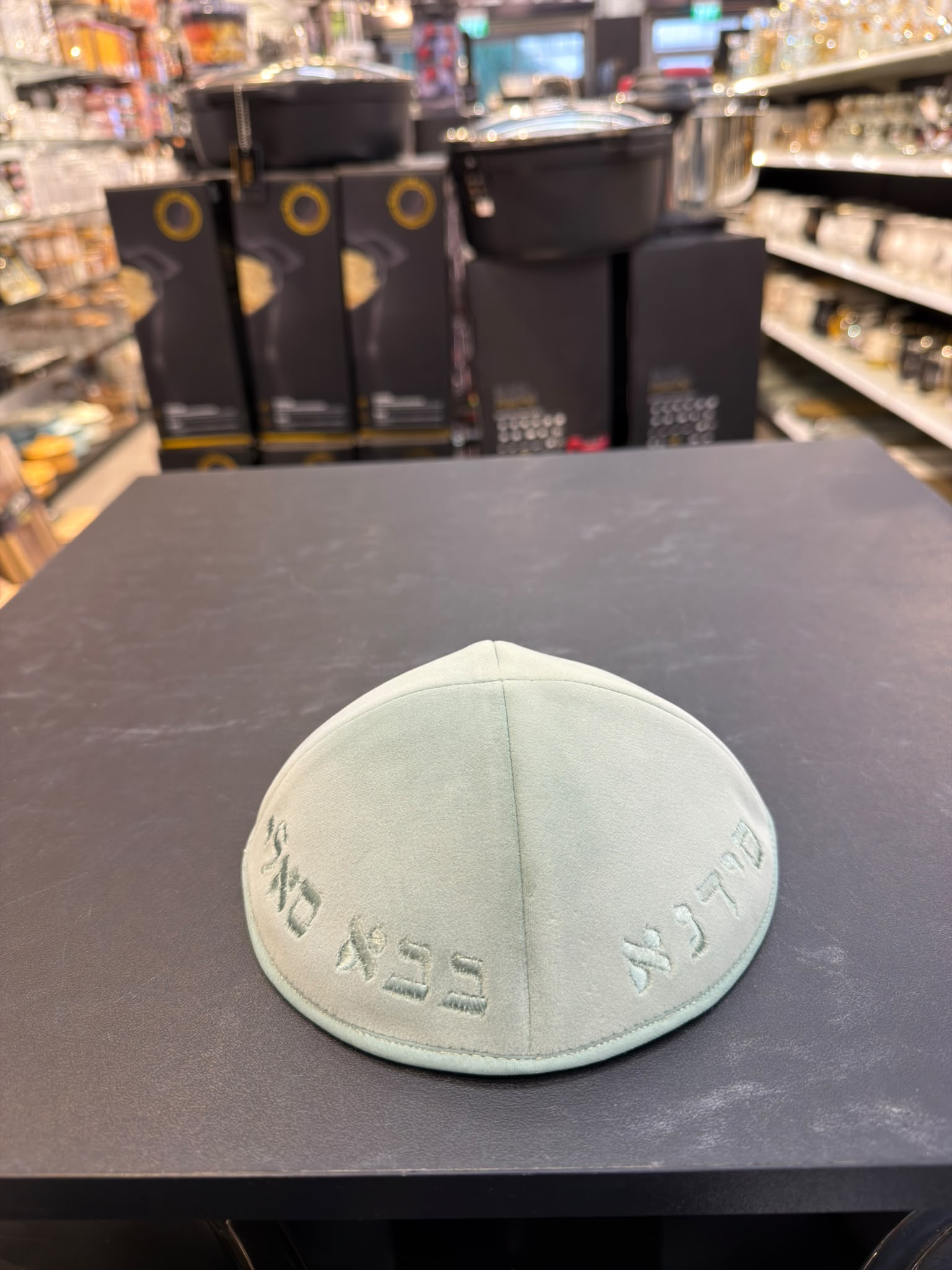 כיפה קטיפה מרוקאית 18 ס״מ – ירוק מנטה 'סידנא בבא סאלי׳ כתוביות ירוק מנטה