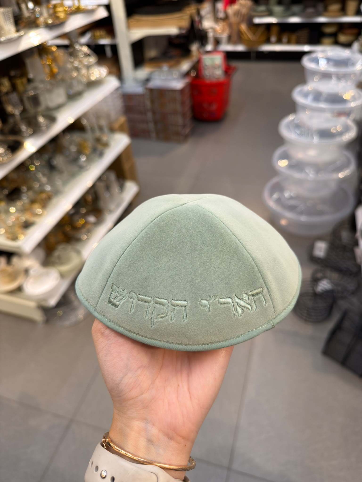 כיפה קטיפה מרוקאית 18 ס״מ – ירוק מנטה 'האר״י הקדוש׳ כתוביות ירוק מנטה