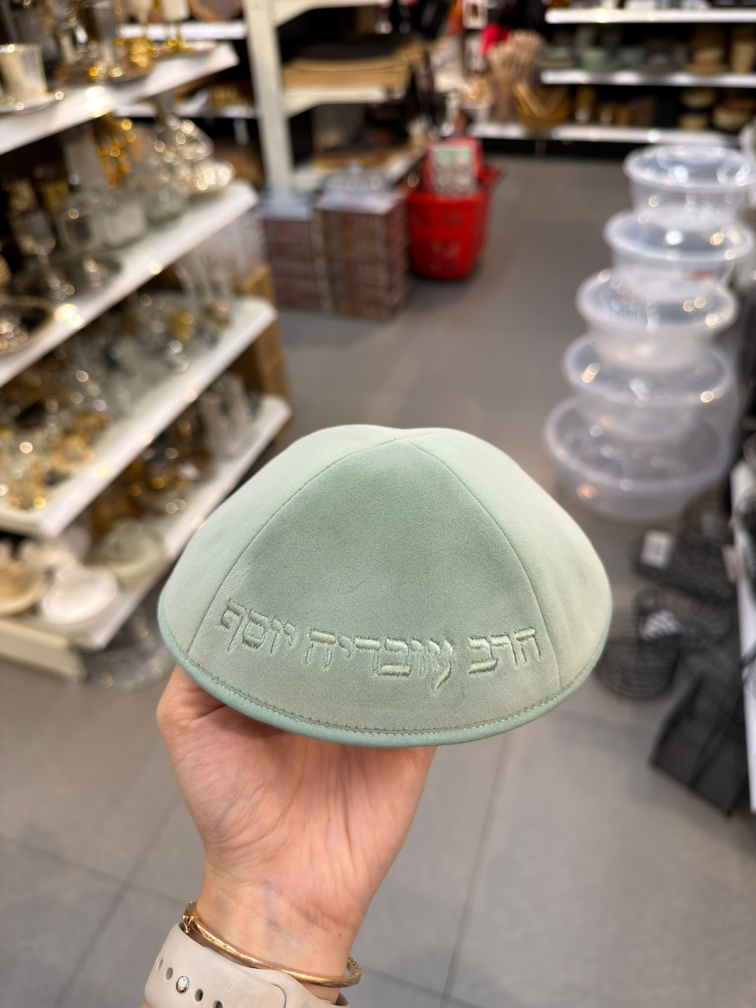 כיפה קטיפה מרוקאית 18 ס״מ – ירוק מנטה 'הרב עובדיה יוסף׳ כתוביות ירוק מנטה