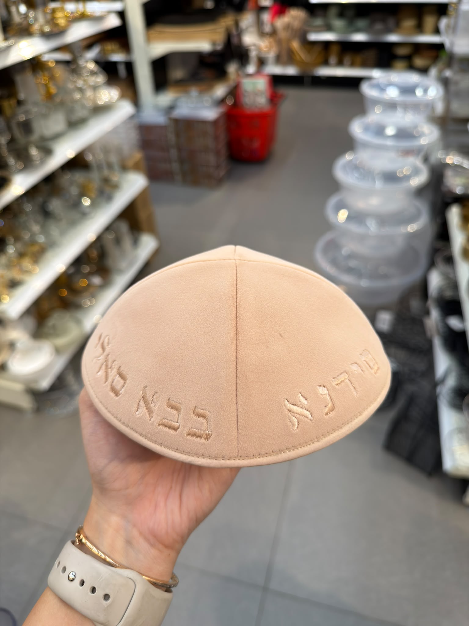 כיפה קטיפה מרוקאית 18 ס״מ – ורוד קלואה 'סידנא בבא סאלי׳ כתוביות ורוד קלואה